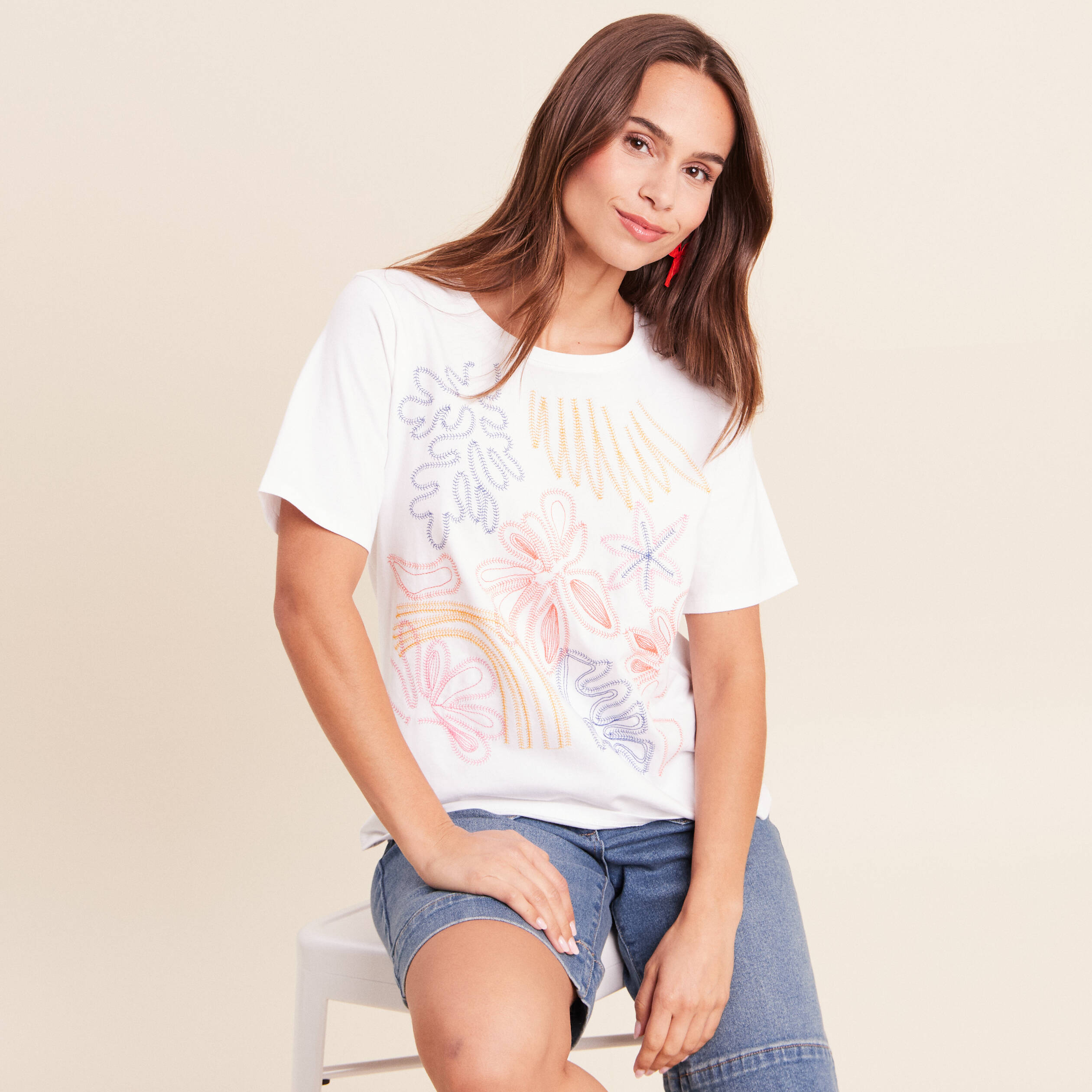 T-shirt col rond manches courtes brod&eacute; blanc femme