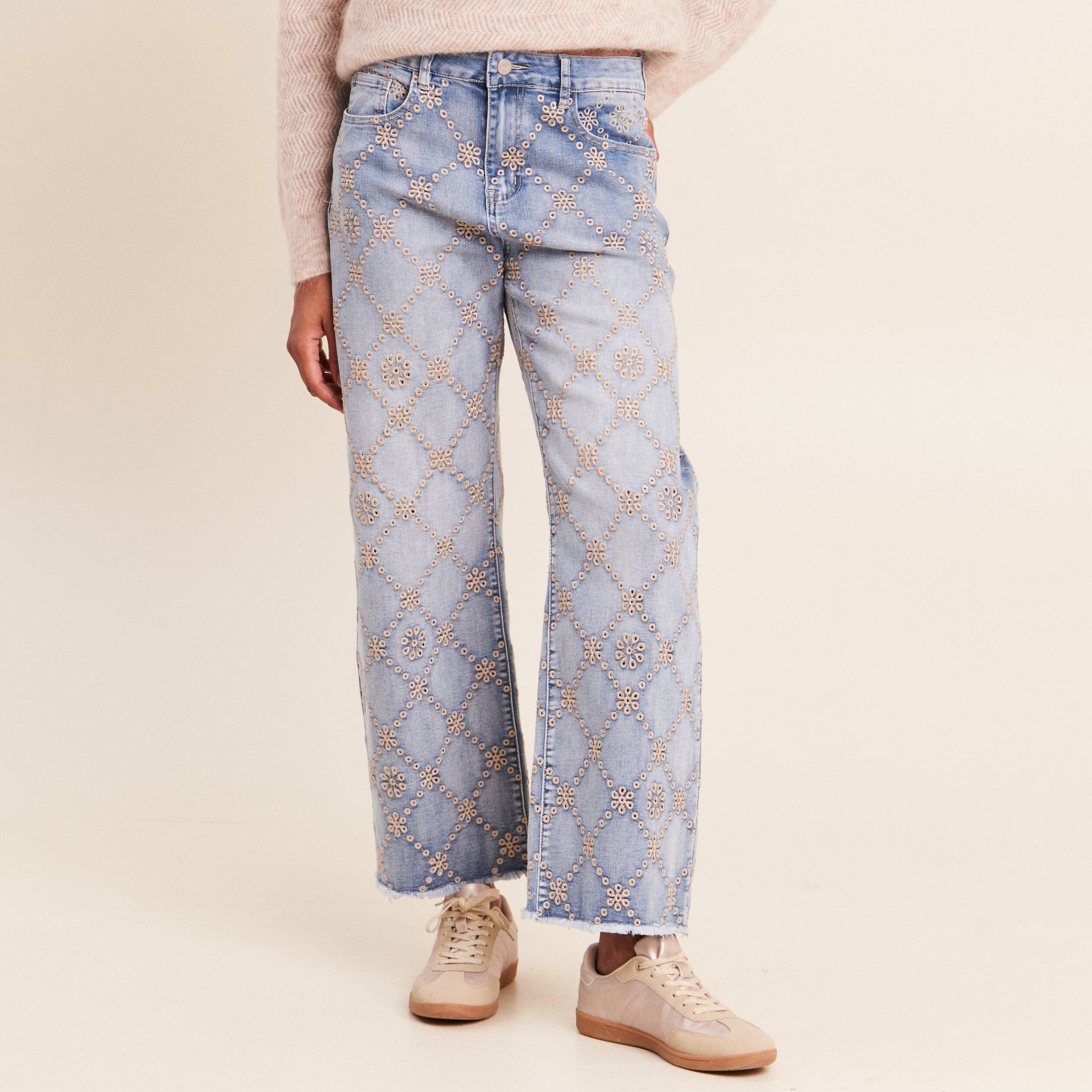 Jean taille haute avec broderie blanc femme