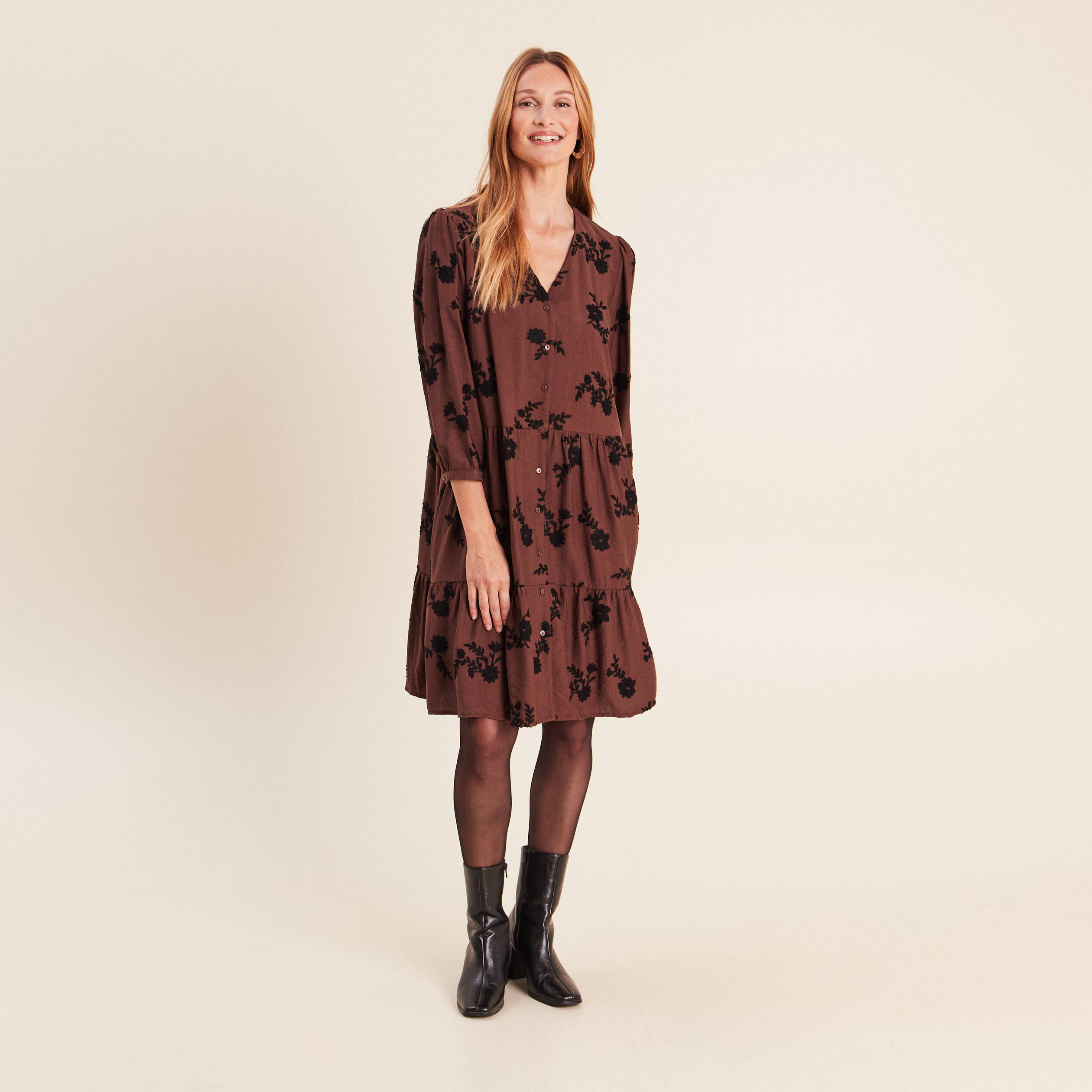 Robe courte &eacute;vas&eacute;e col v manches 3/4 marron femme