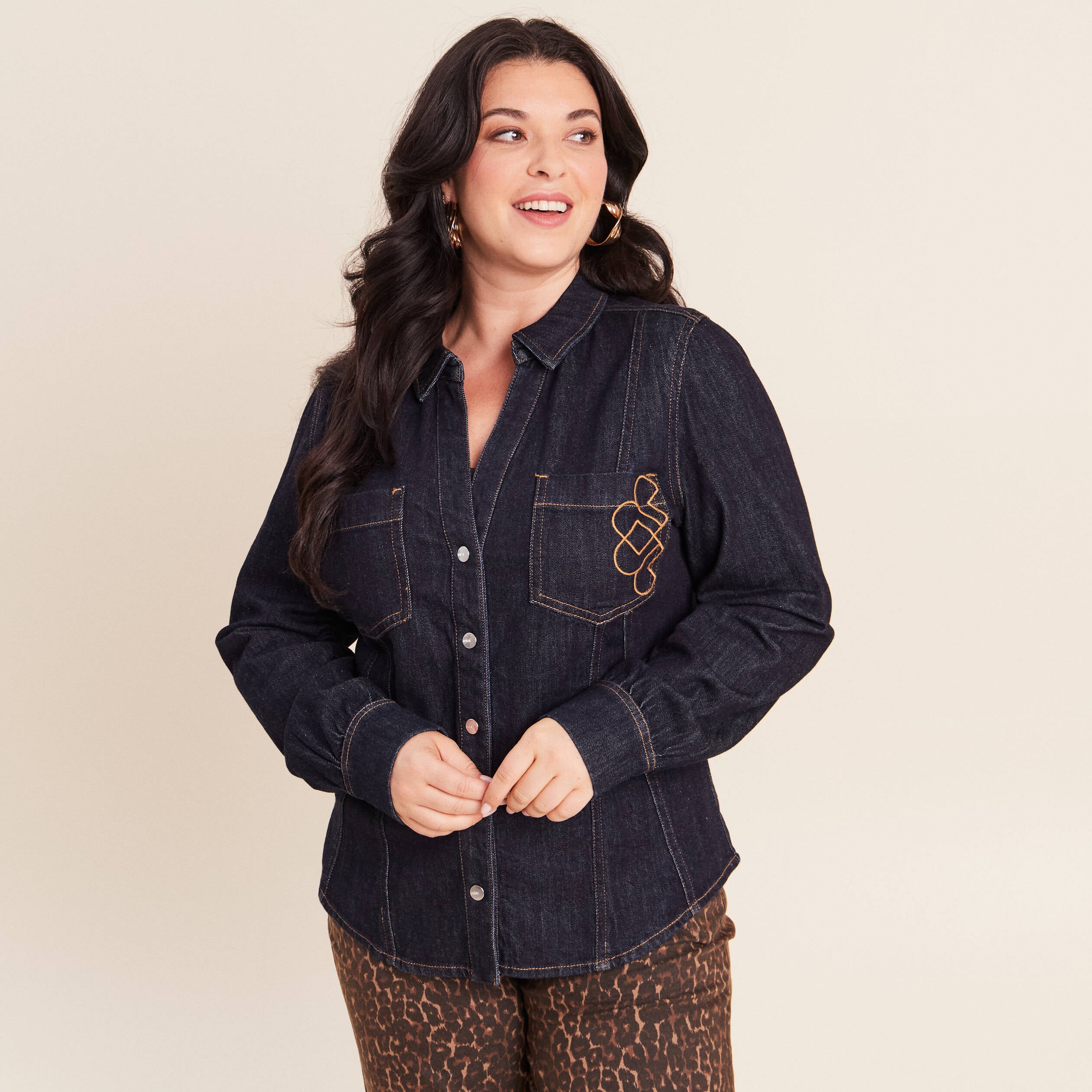 Chemise cintr&eacute;e en jean manches longues denim brut femme