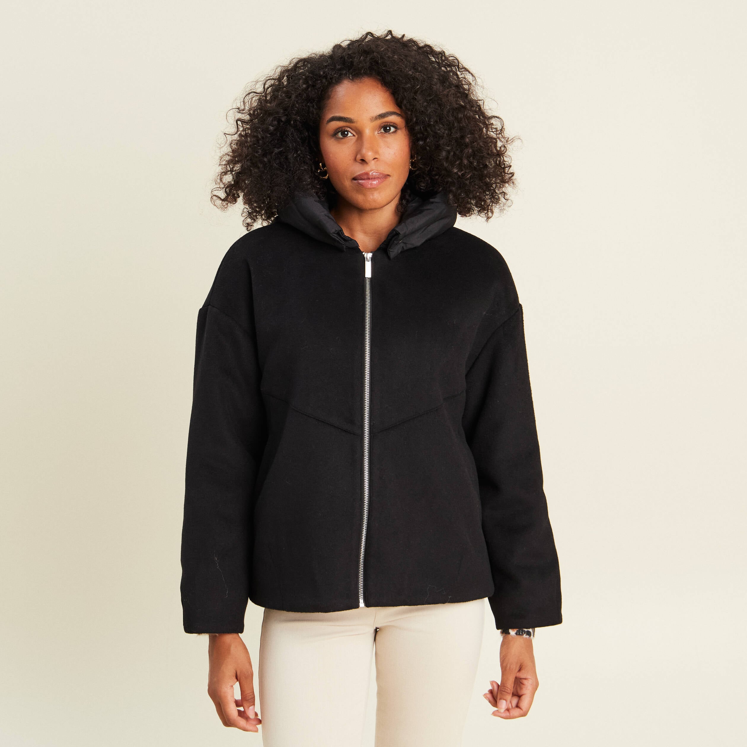 Manteau ample court &agrave; capuche noir femme