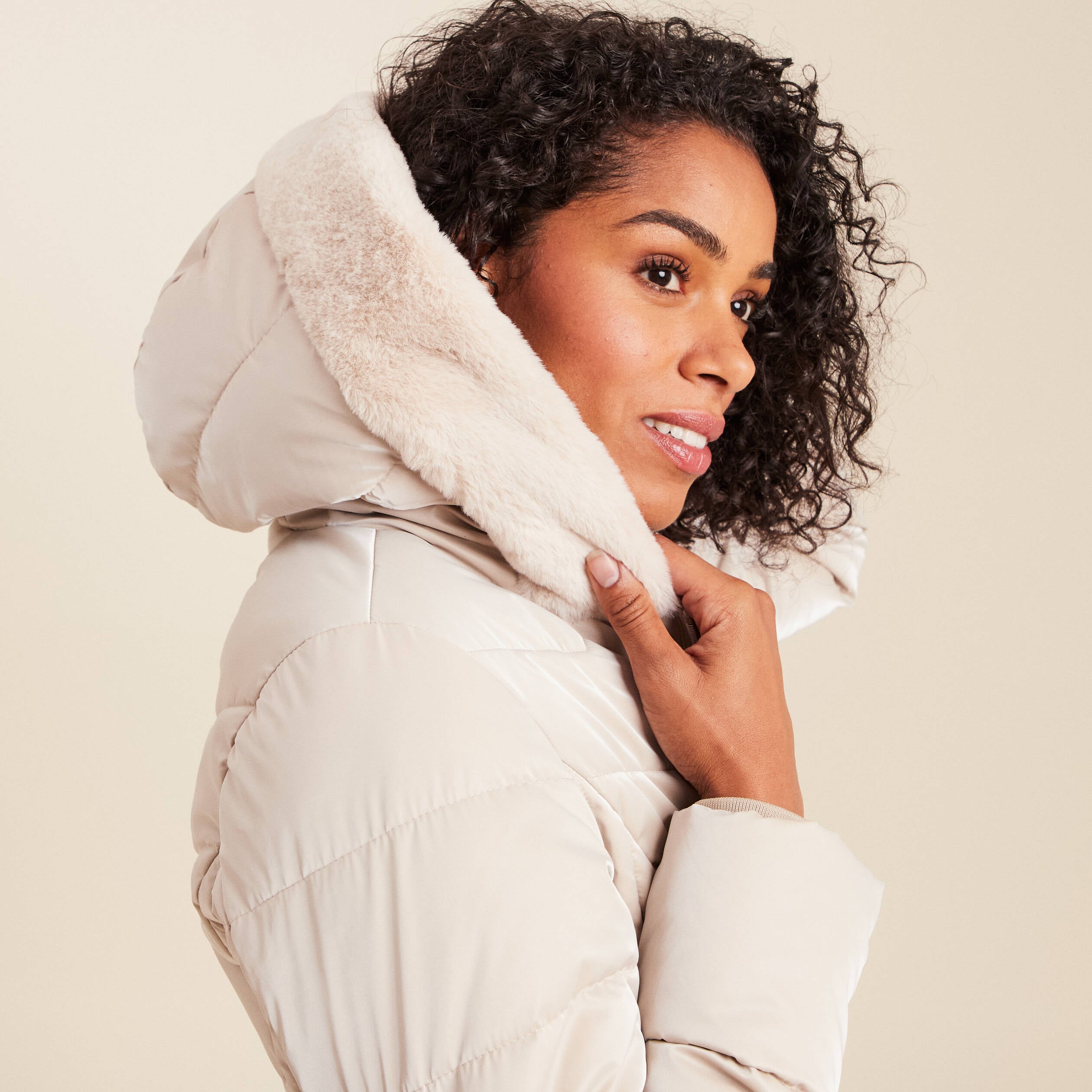 Doudoune mi-longue &agrave; capuche beige femme