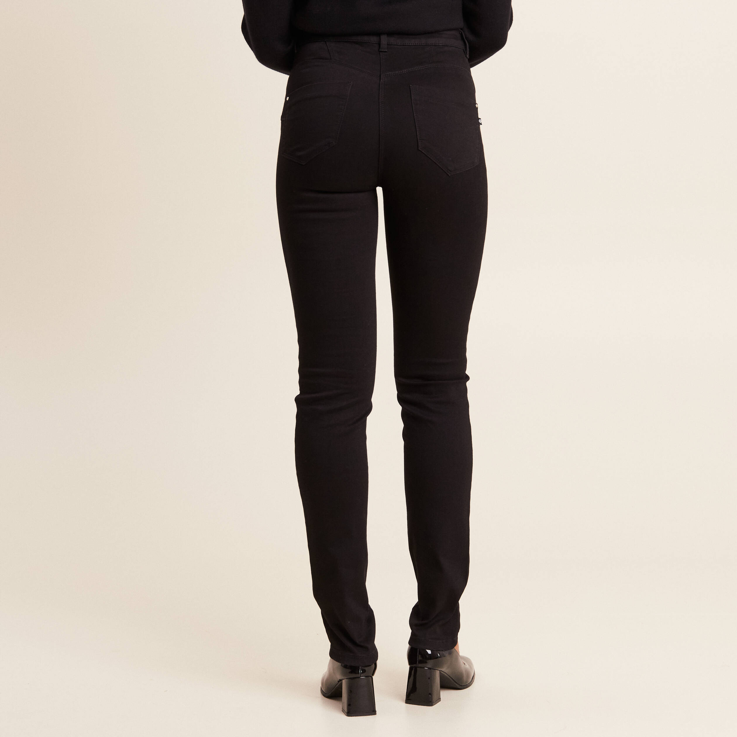 Jean coupe ajust&eacute;e long noir femme