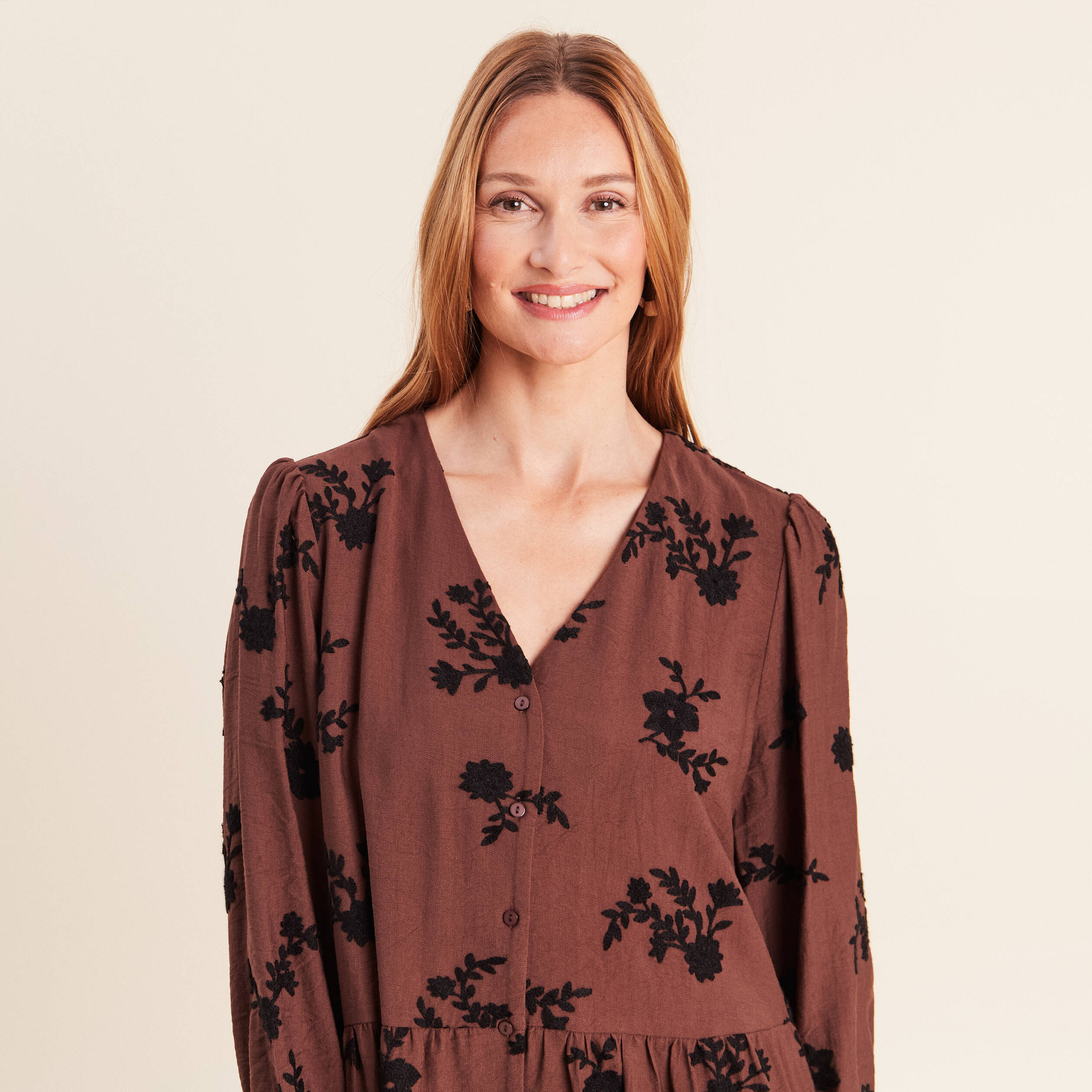 Robe courte &eacute;vas&eacute;e col v manches 3/4 marron femme