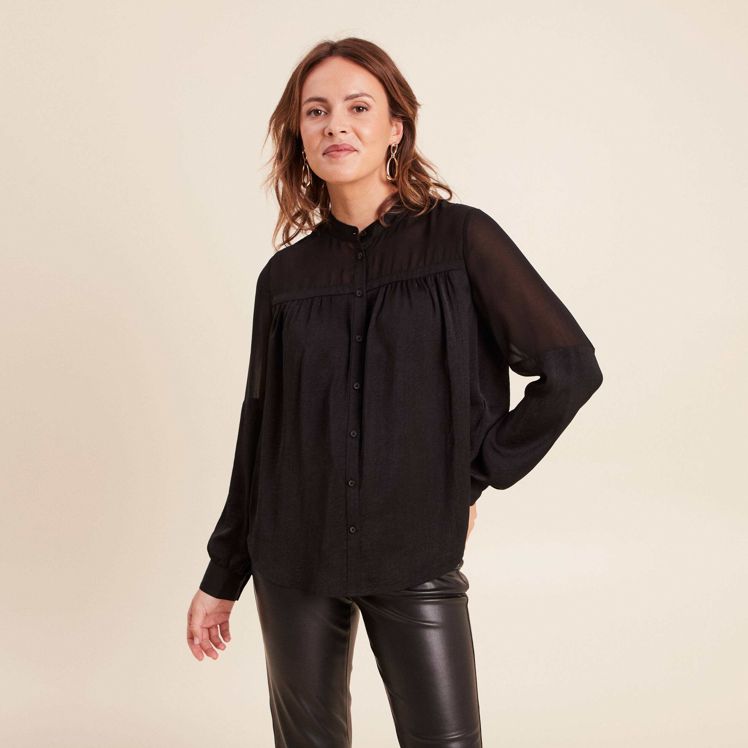 Chemise ample satin&eacute;e manches longues noir femme
