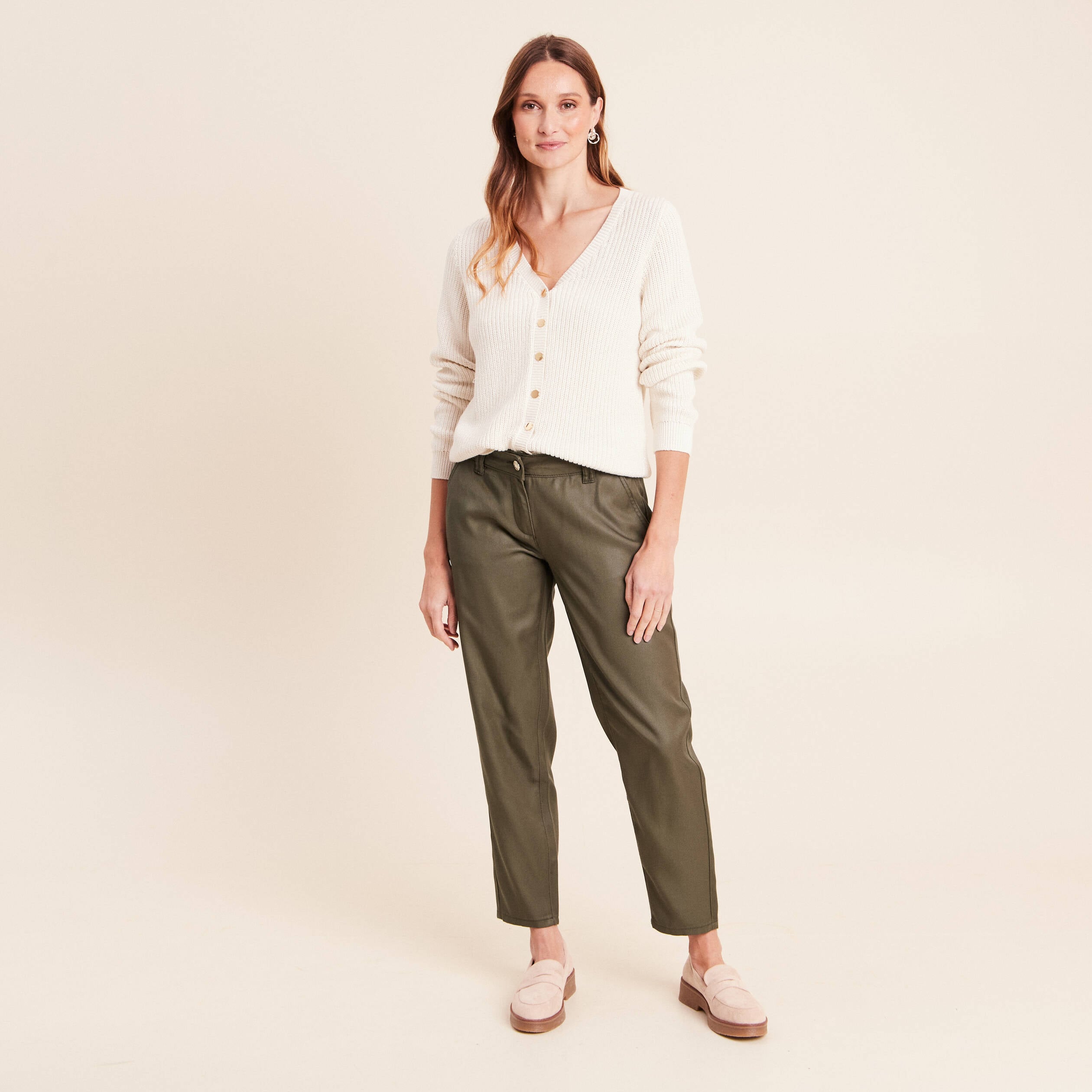 Pantalon coupe chino 7/8&egrave;me effet enduit vert kaki femme