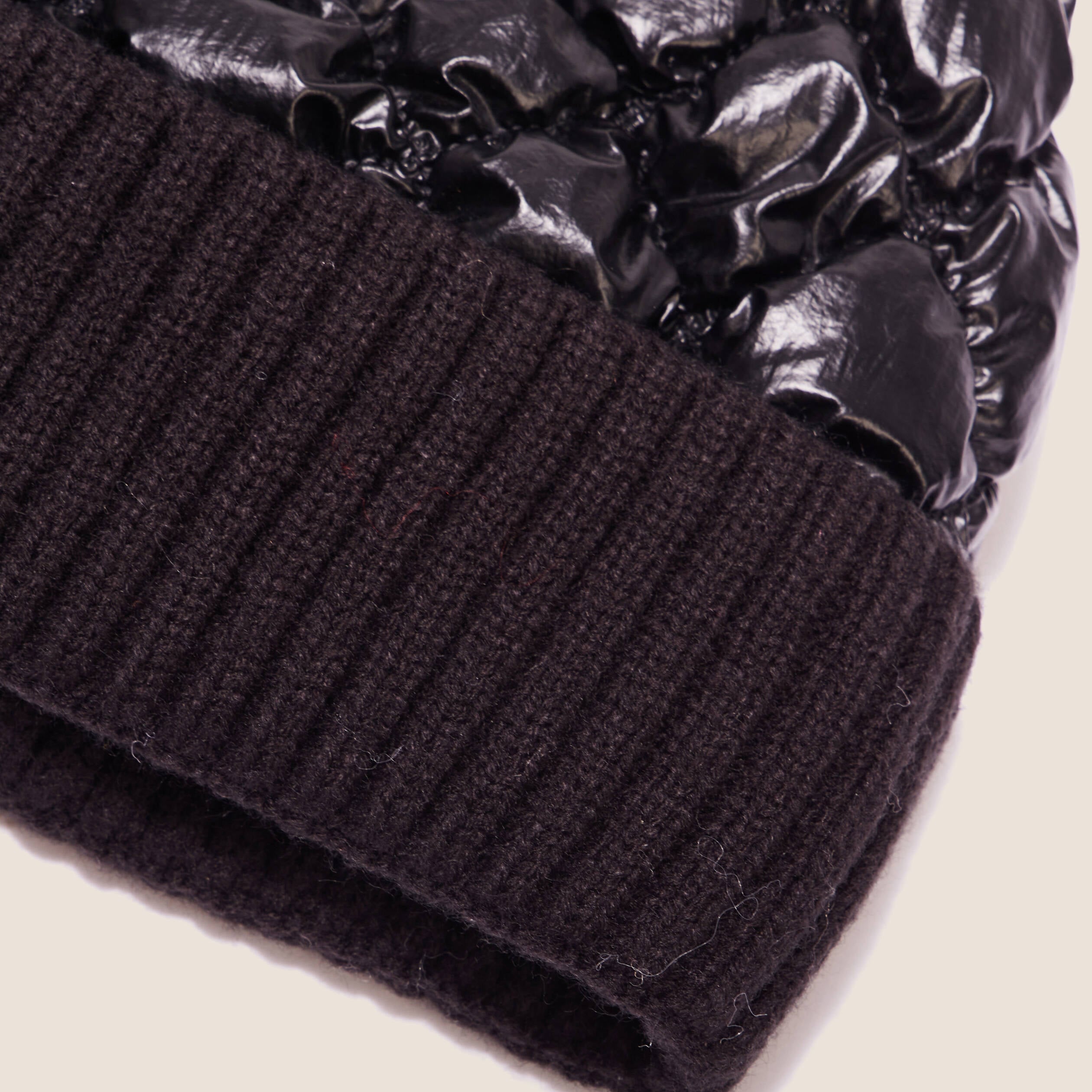 Bonnet matelass&eacute; &agrave; pompon noir femme