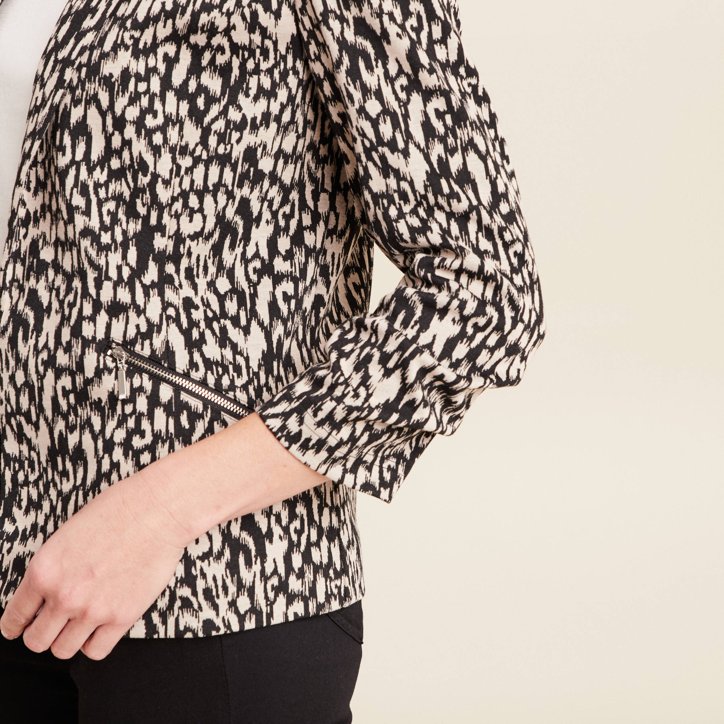 Veste cintr&eacute;e col ch&acirc;le noir femme