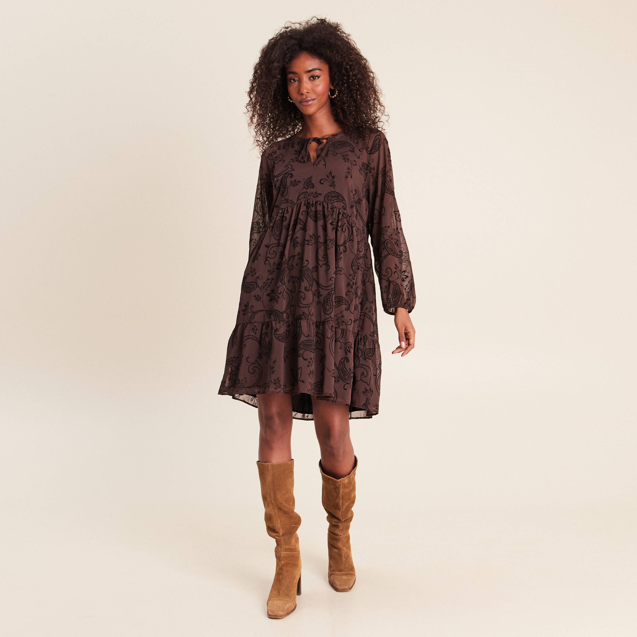 Robe courte &eacute;vas&eacute;e col v manches longues noir femme