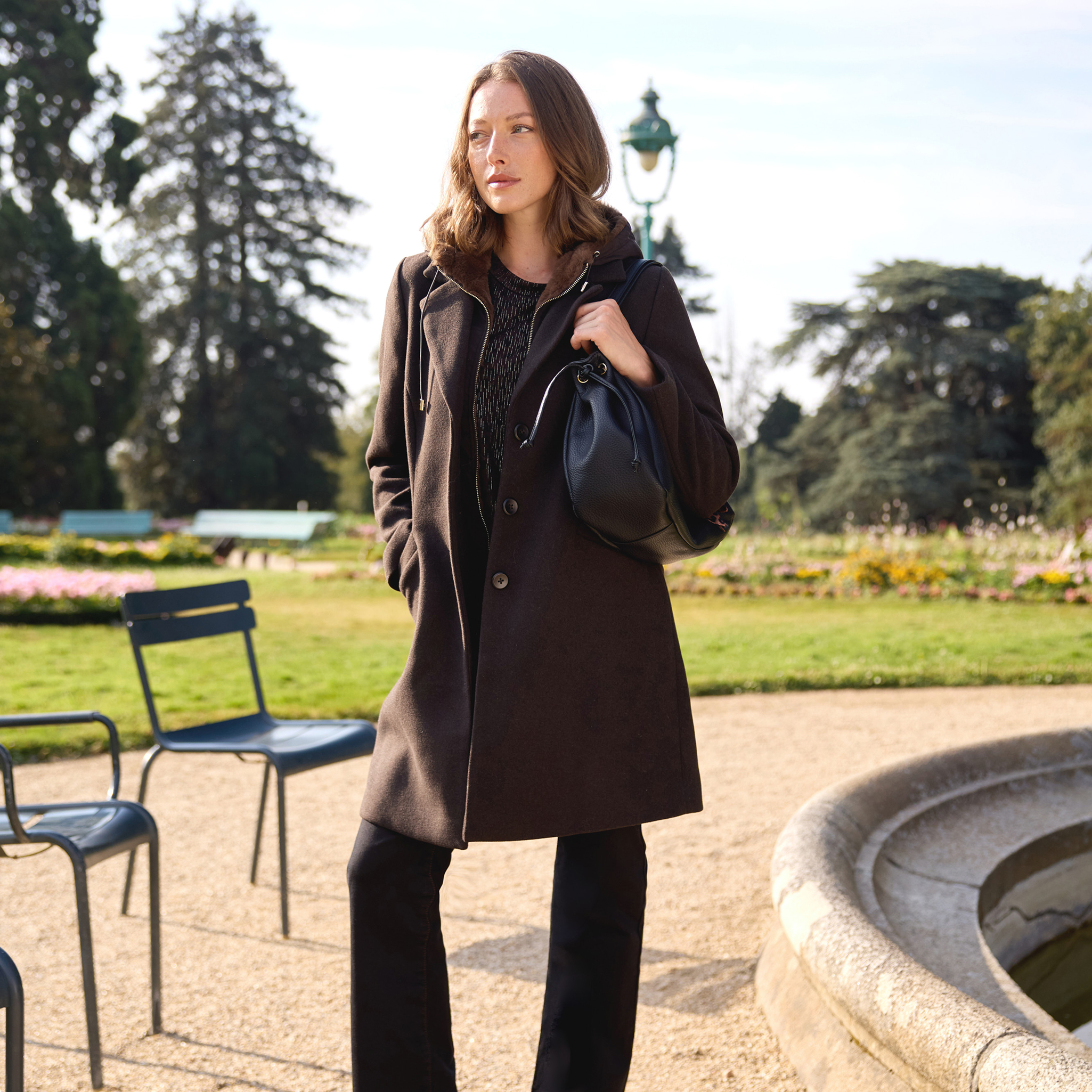 Manteau ajust&eacute; capuche amovible marron fonc&eacute; femme