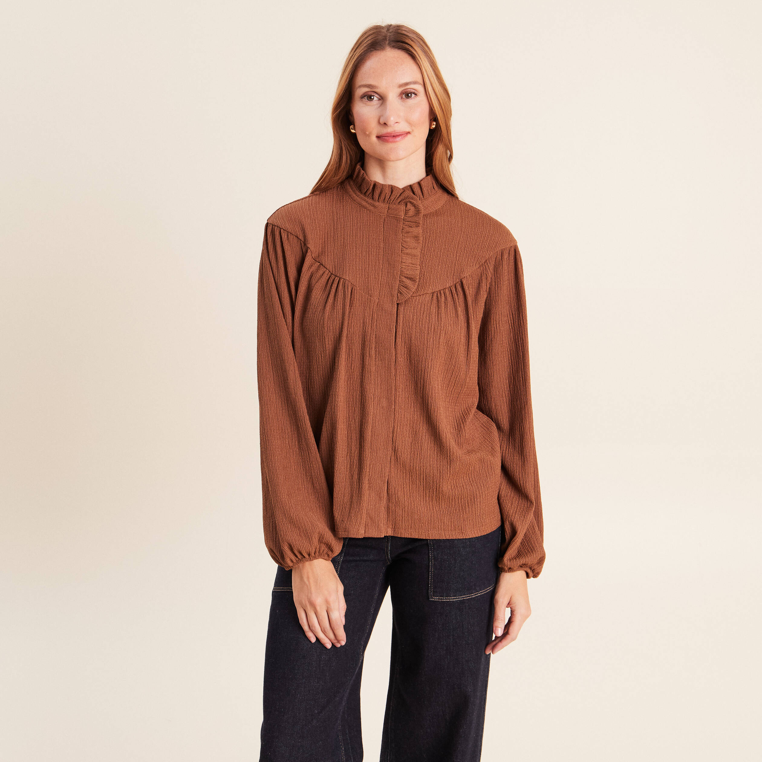 Blouse droite pliss&eacute;e col montant marron fonc&eacute; femme