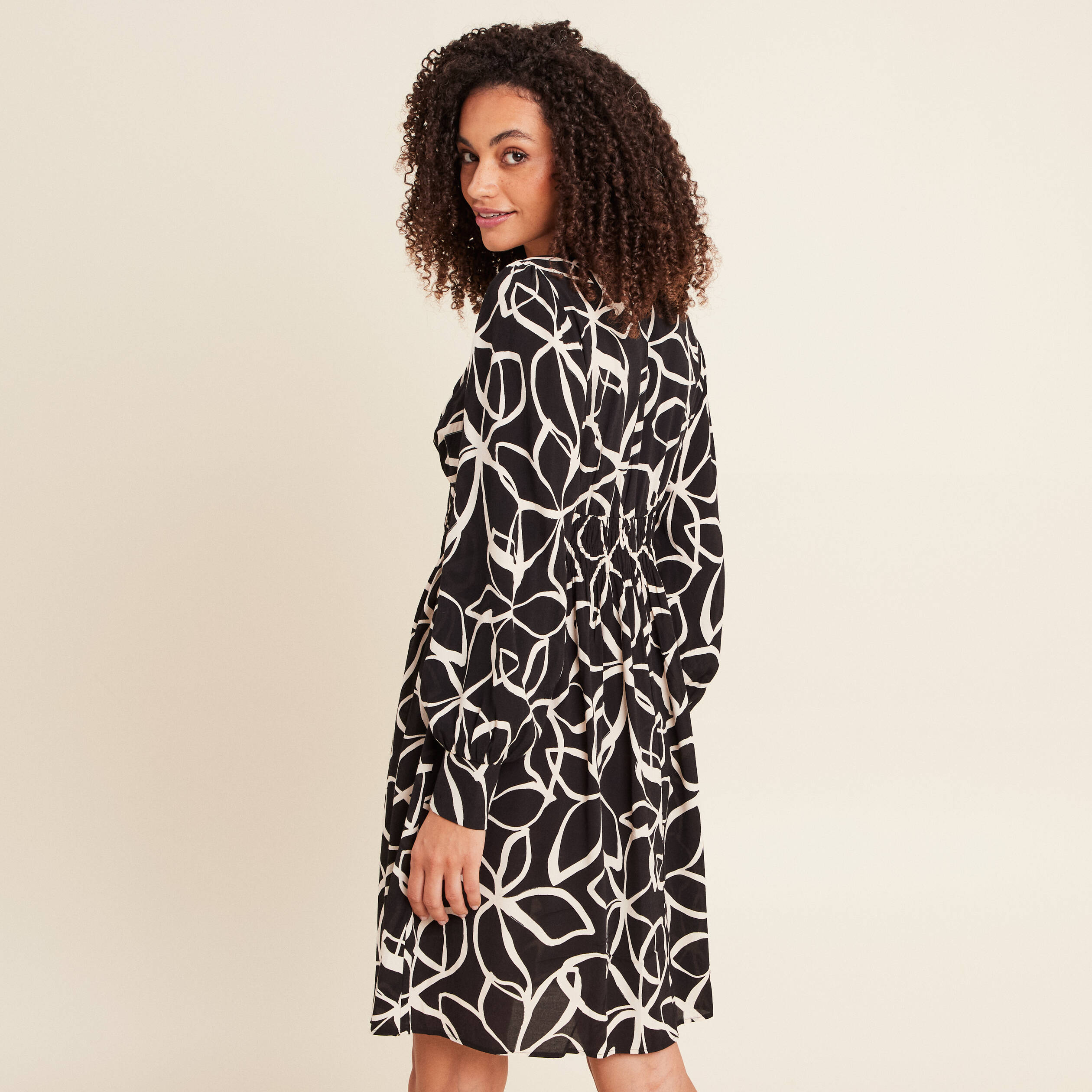 Robe courte &eacute;vas&eacute;e col v manches longues noir femme
