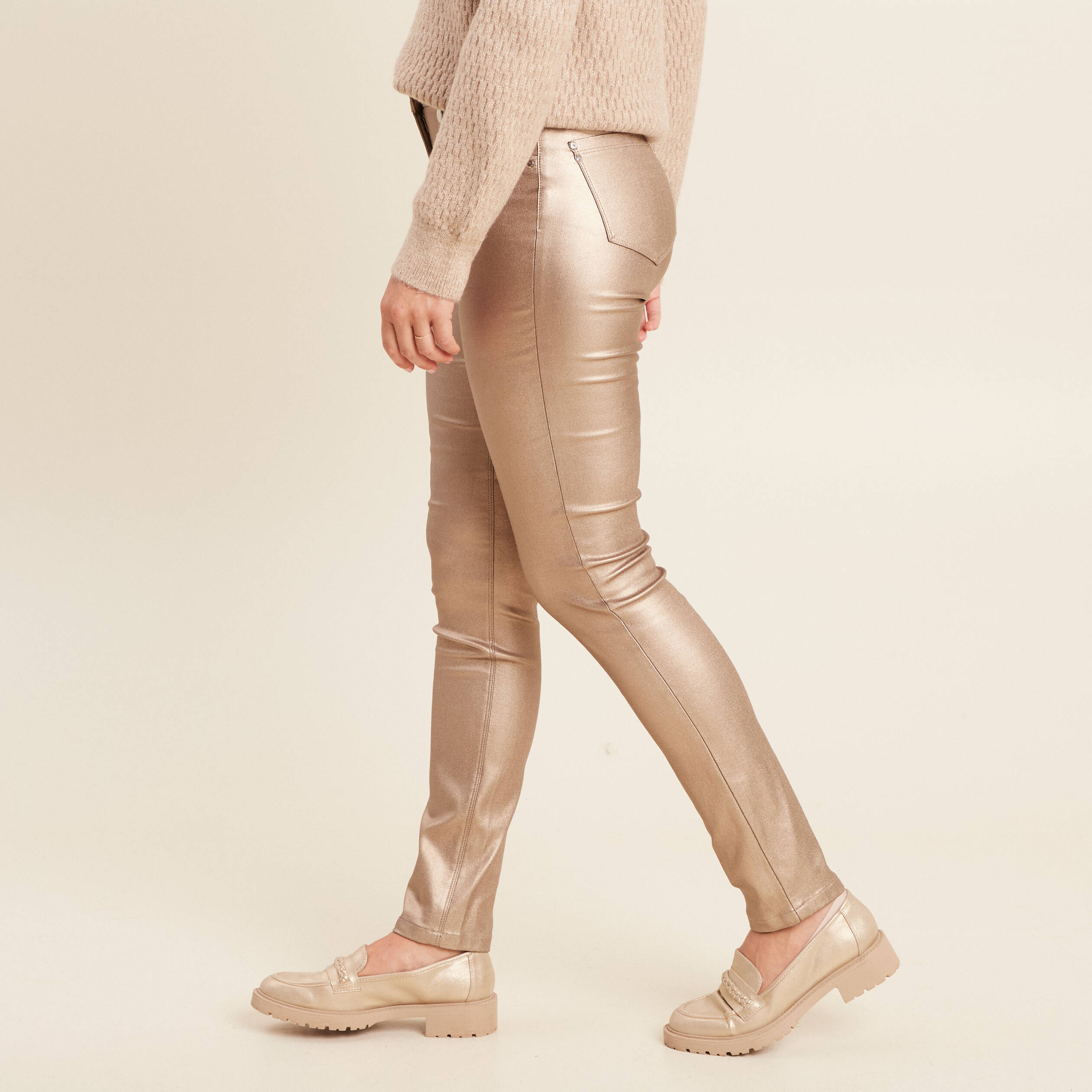 Pantalon ajust&eacute; enduit &agrave; pont taupe femme