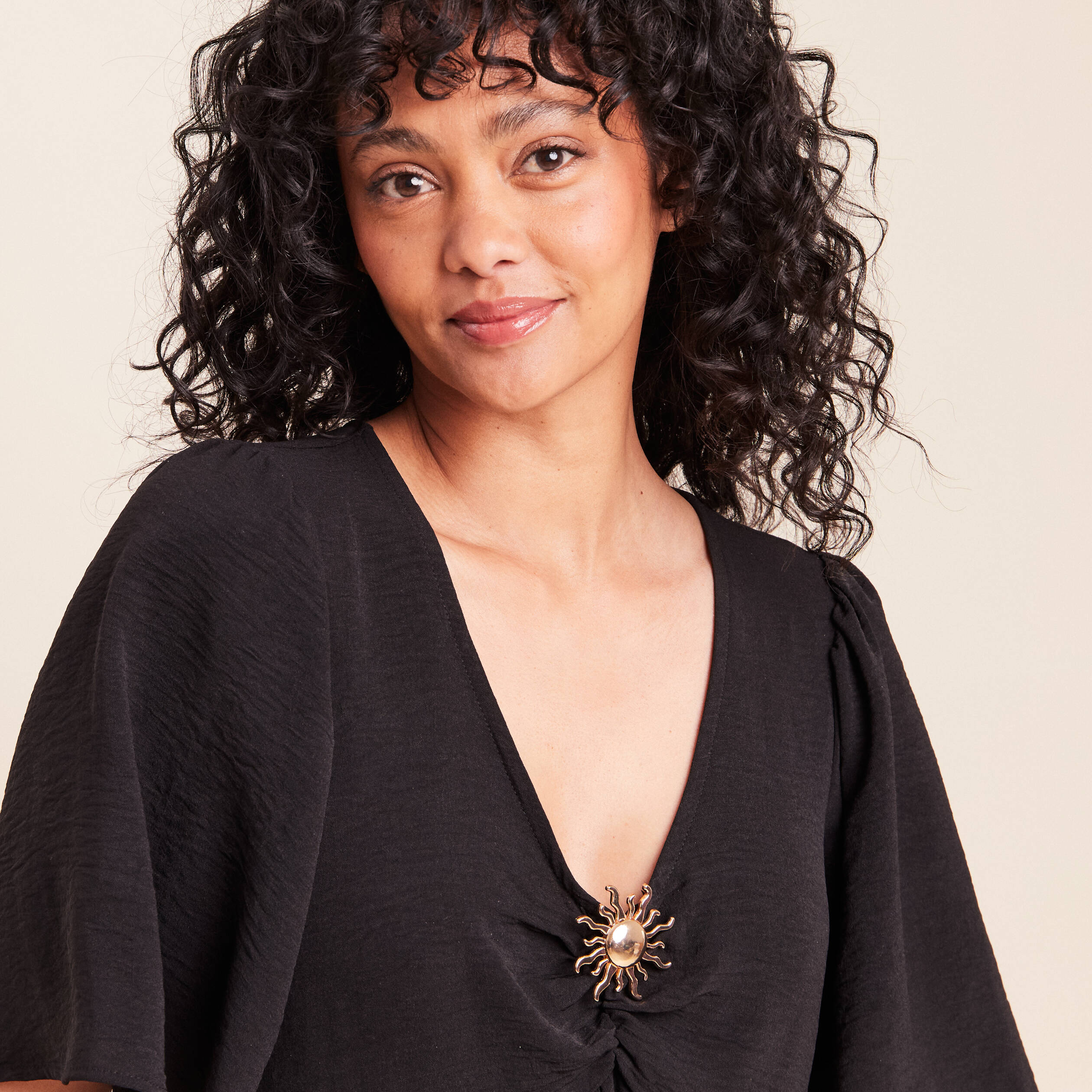 Robe courte &eacute;vas&eacute;e col v manches courtes noir femme