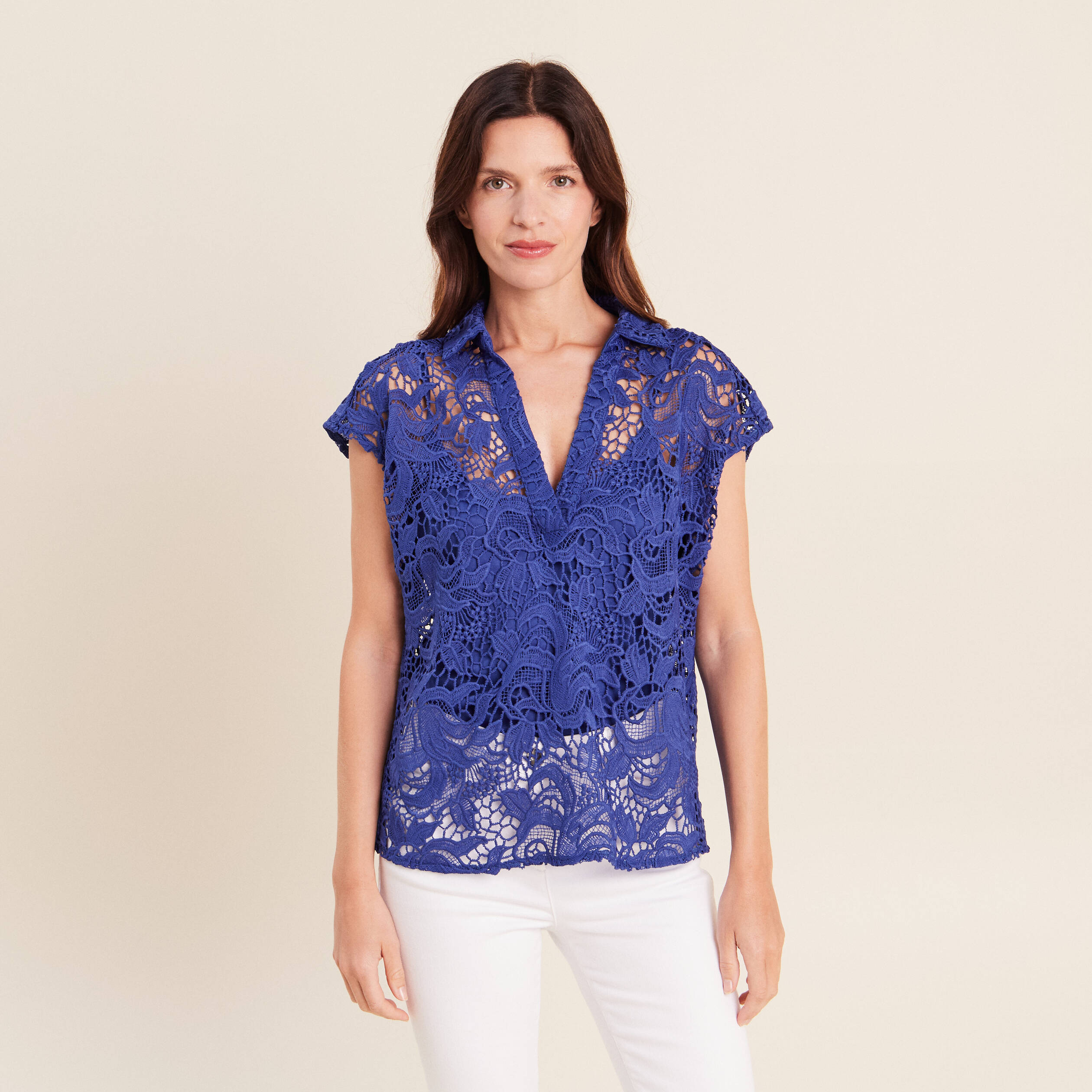 Blouse manches courtes aspect dentelle bleu fonc&eacute; femme