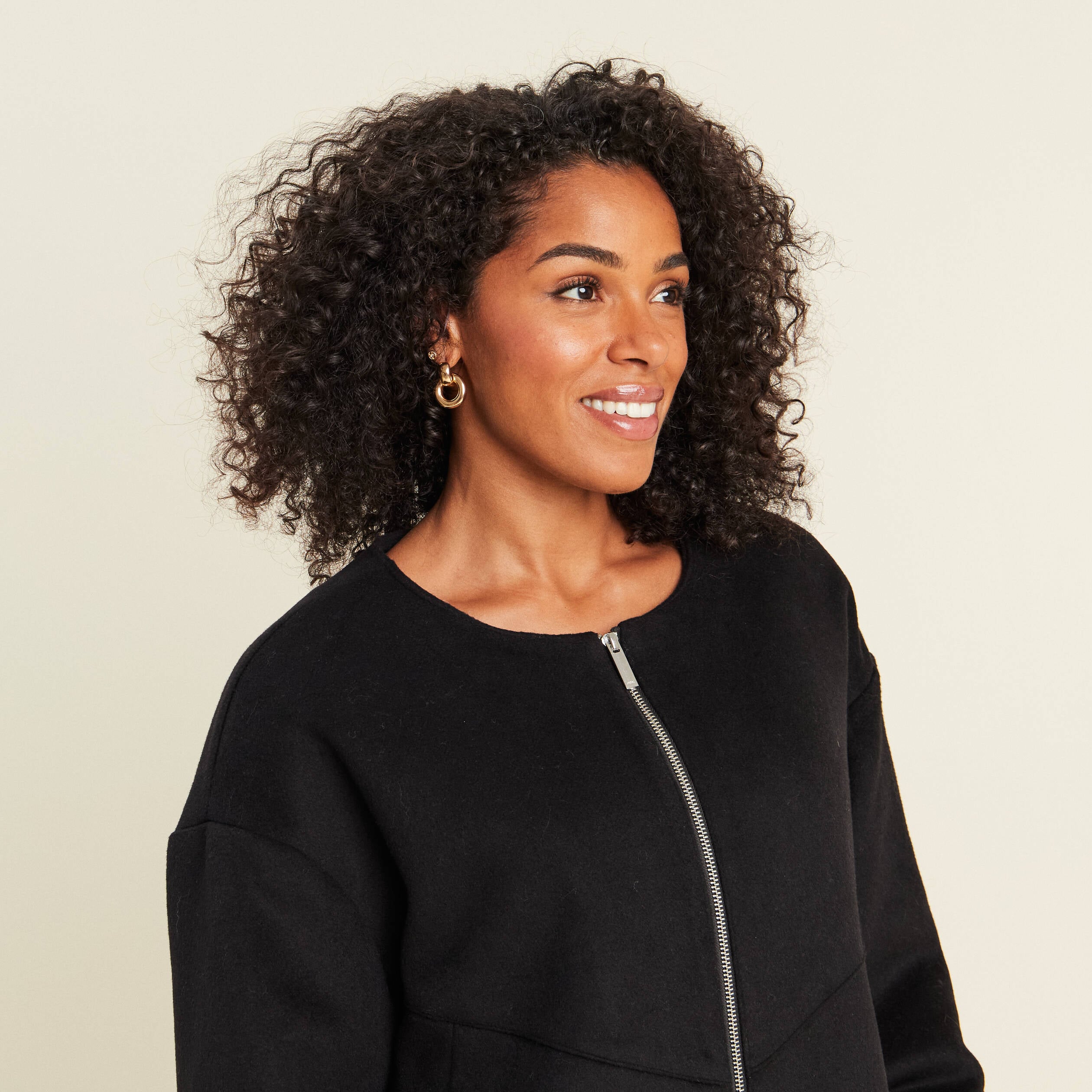 Manteau ample court &agrave; capuche noir femme