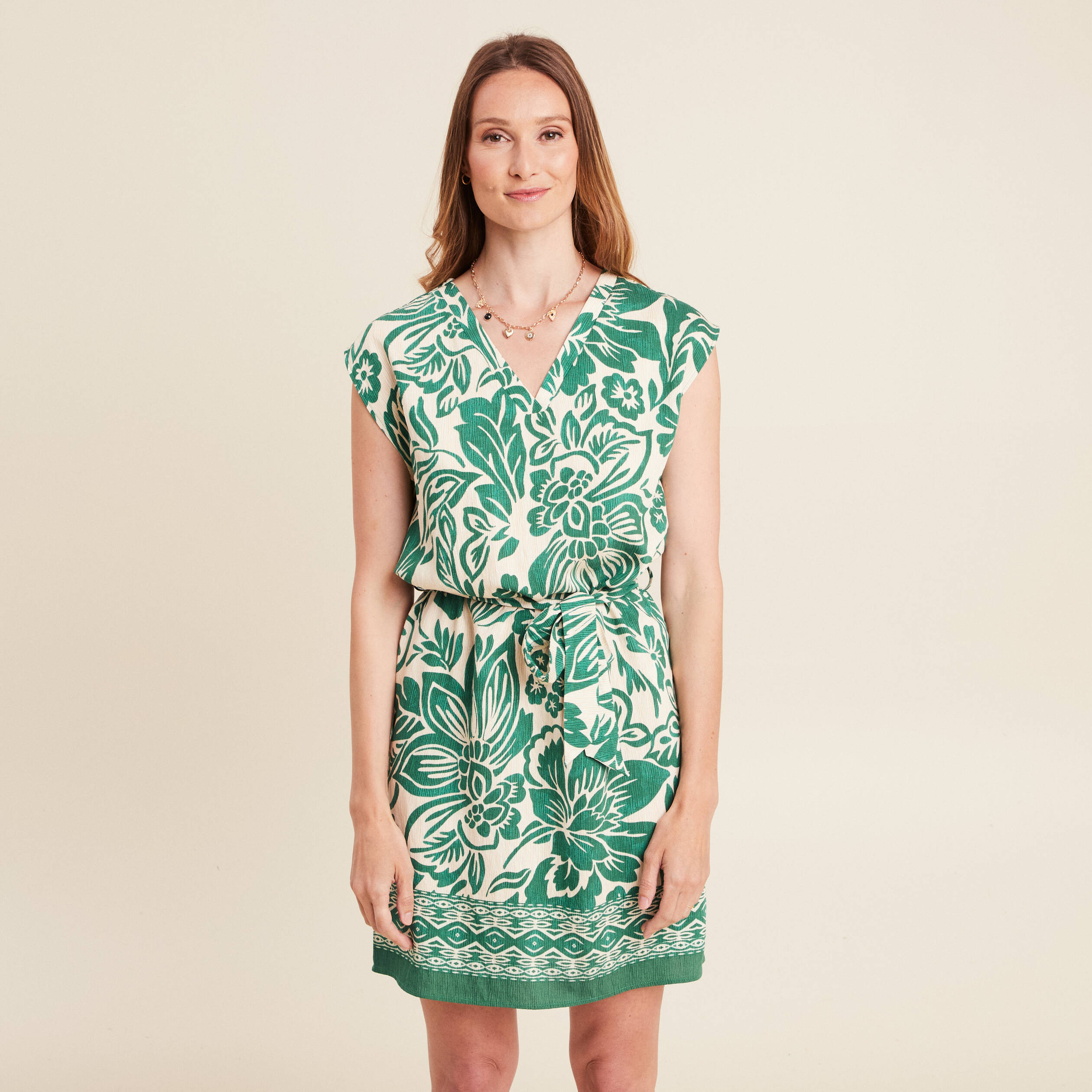 Robe droite courte col V manches courtes ecru femme