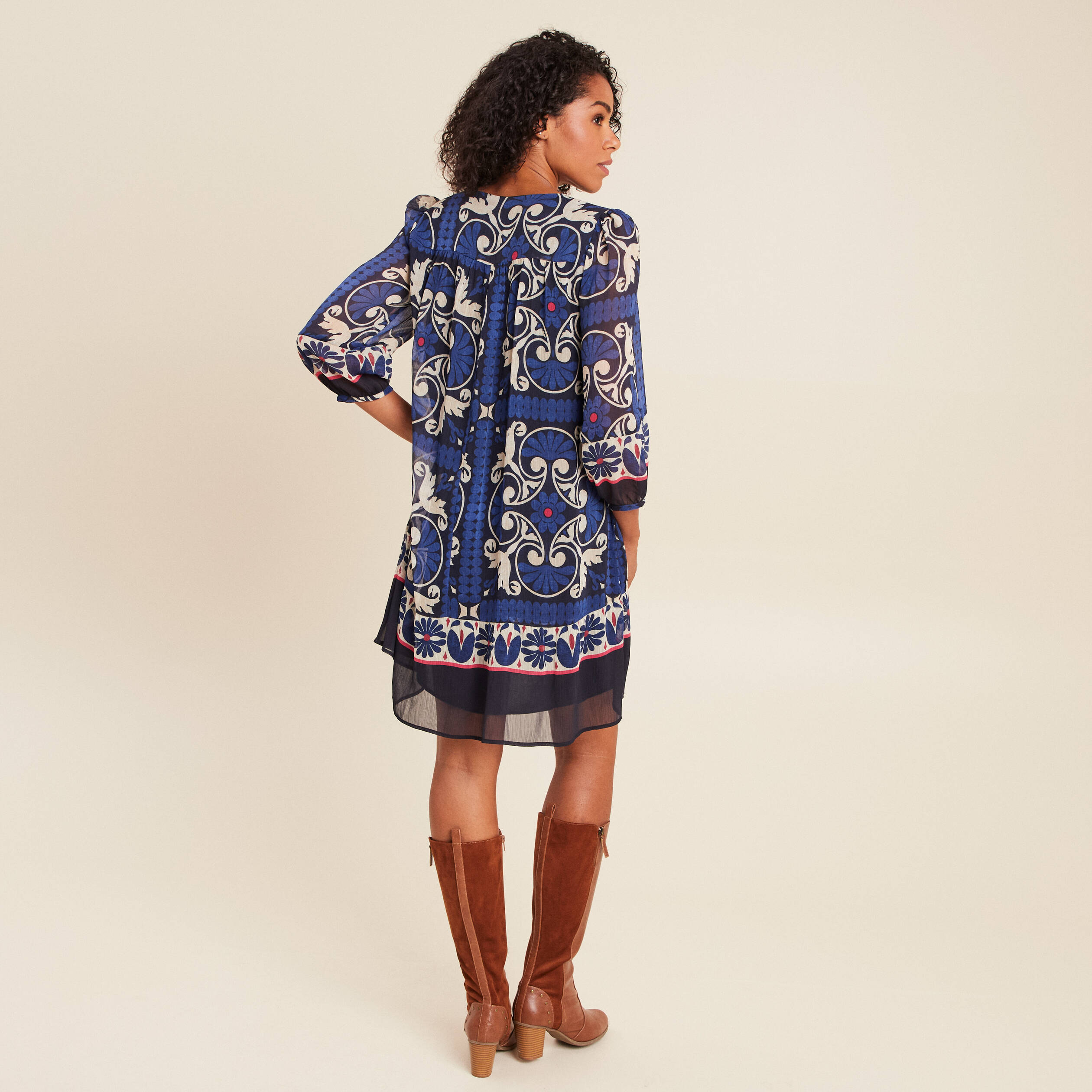 Robe courte &eacute;vas&eacute;e col tunisien bleu femme