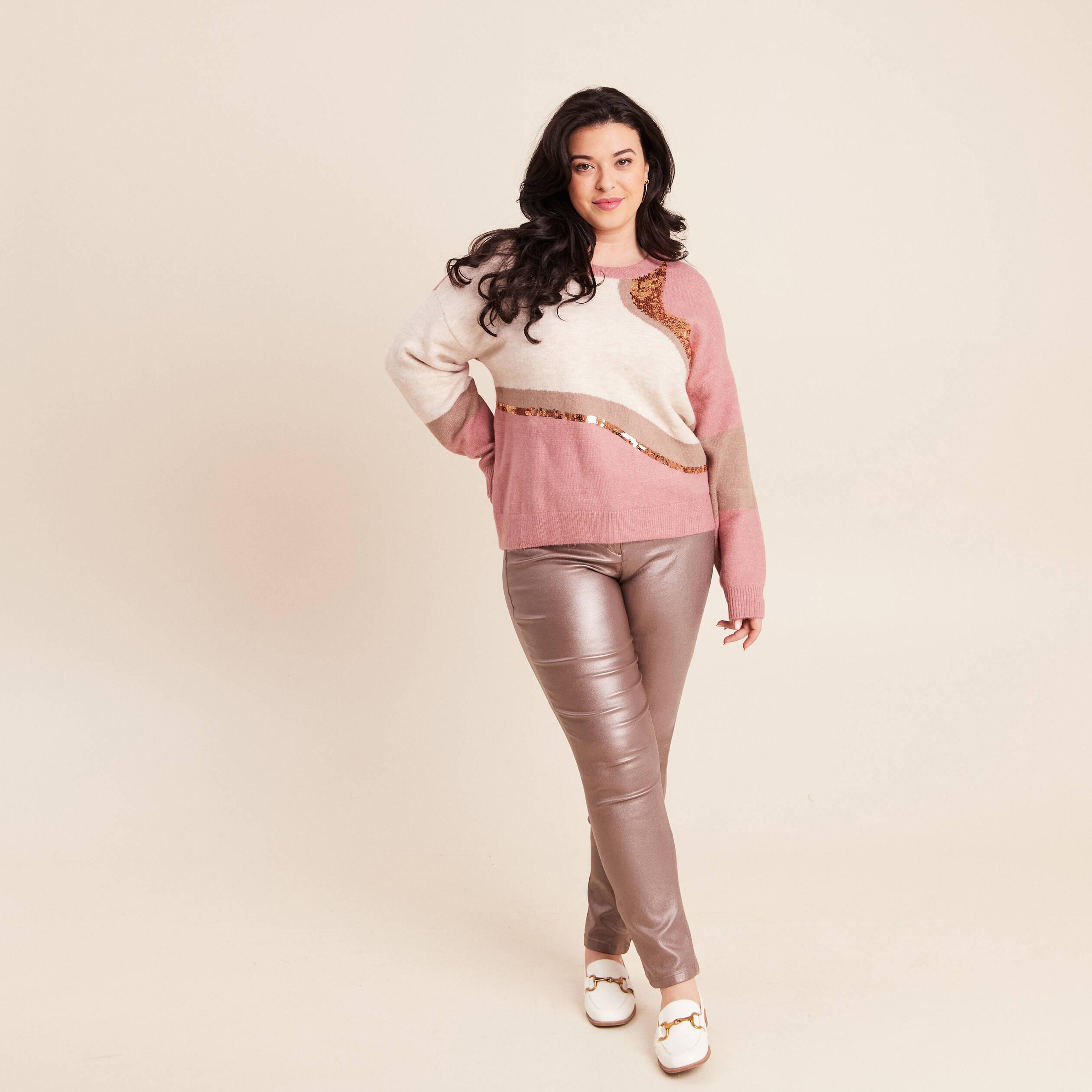 Pantalon iris&eacute; en similicuir marron fonc&eacute; femme