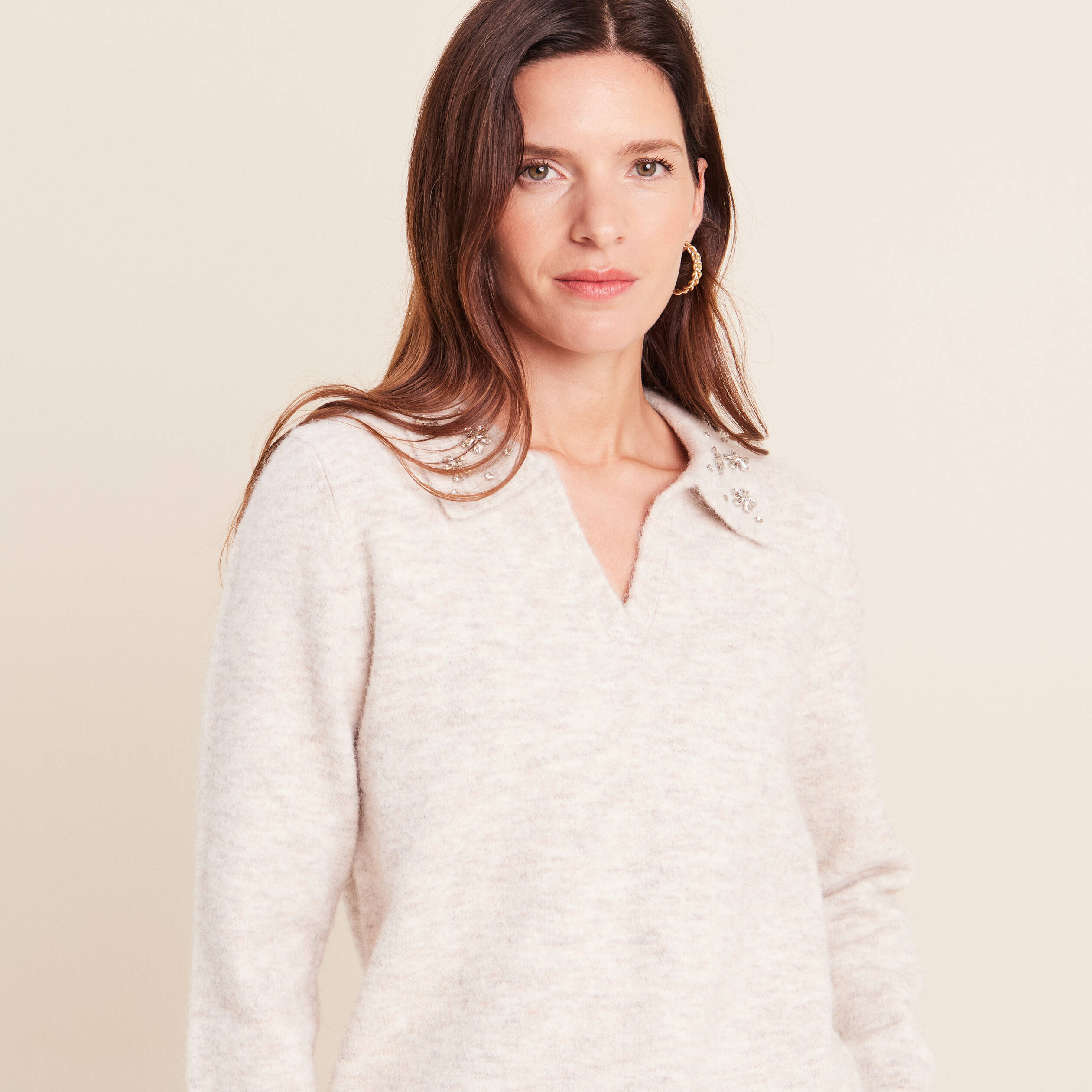 Pull col polo et d&eacute;tails bijout&eacute;s beige femme