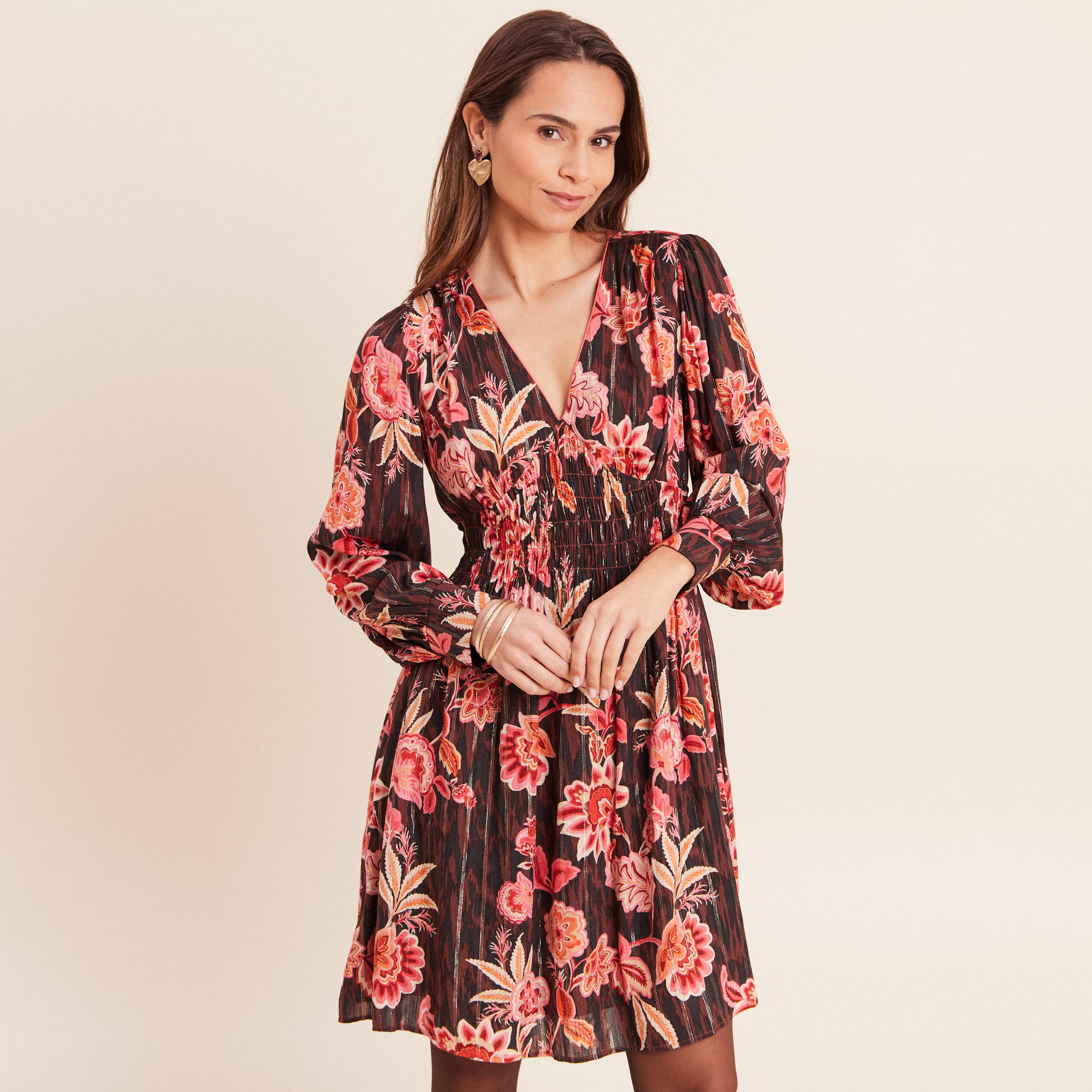 Robe courte &eacute;vas&eacute;e col v manches longues marron femme