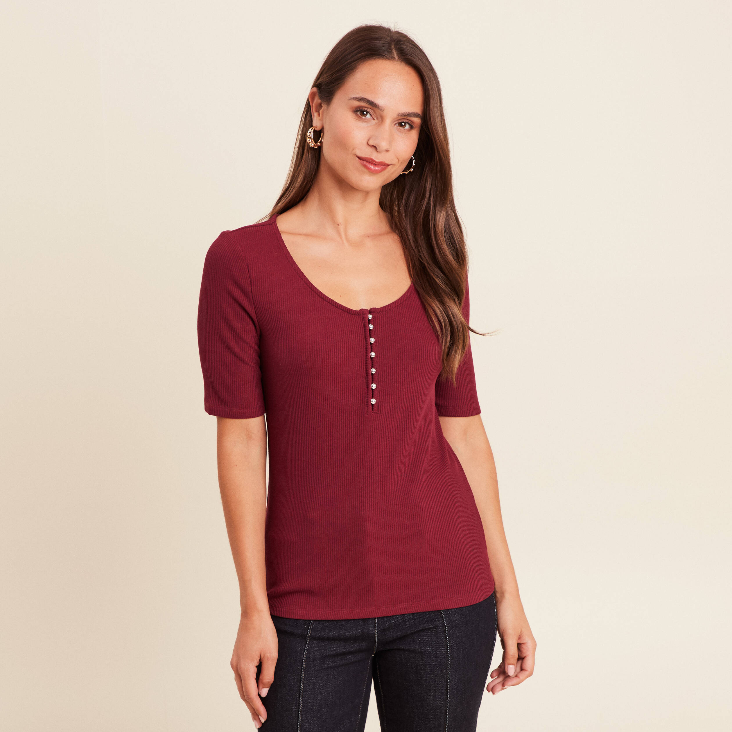 T-shirt cintr&eacute; col v manches coudes bordeaux femme