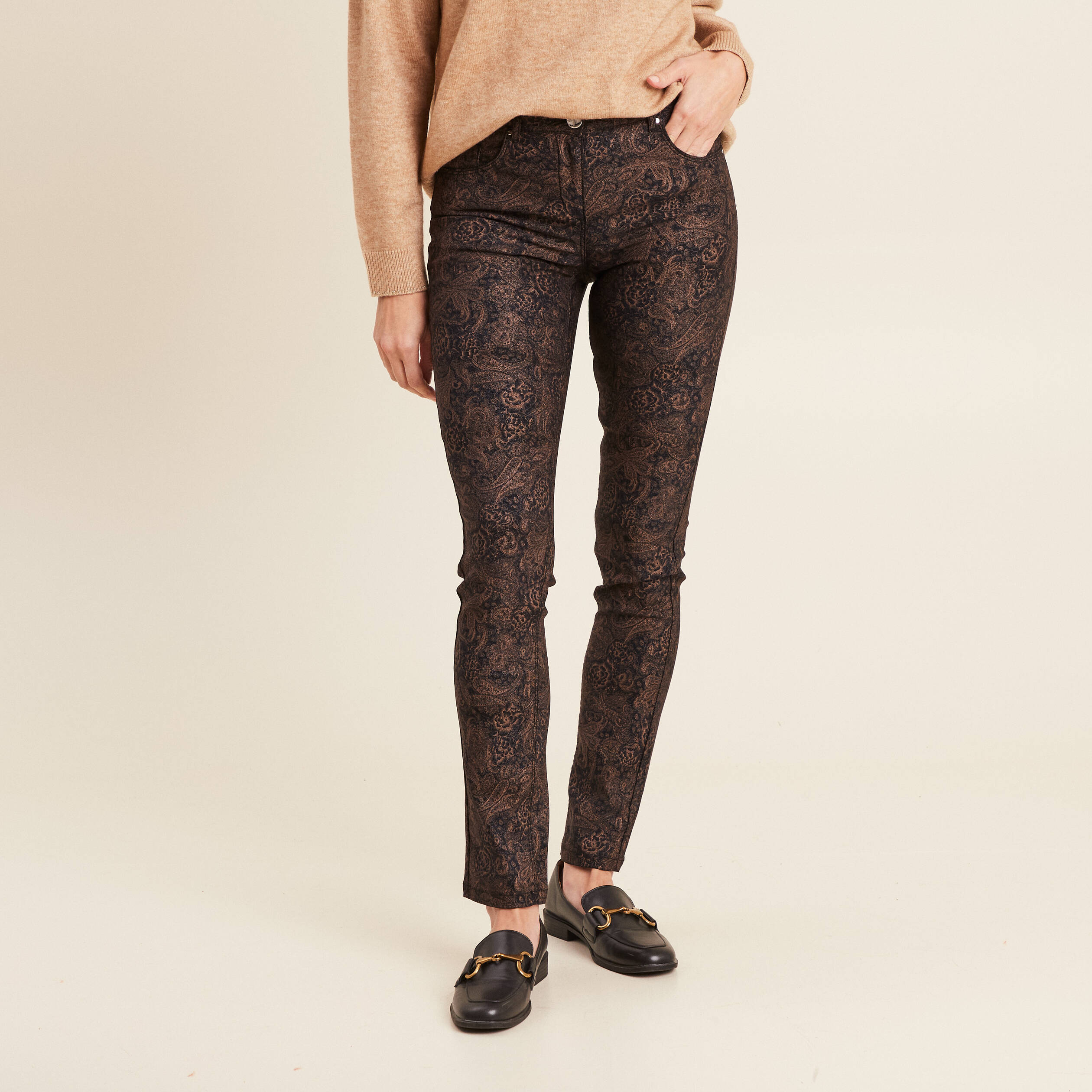 Pantalon coupe ajust&eacute;e enduit noir femme