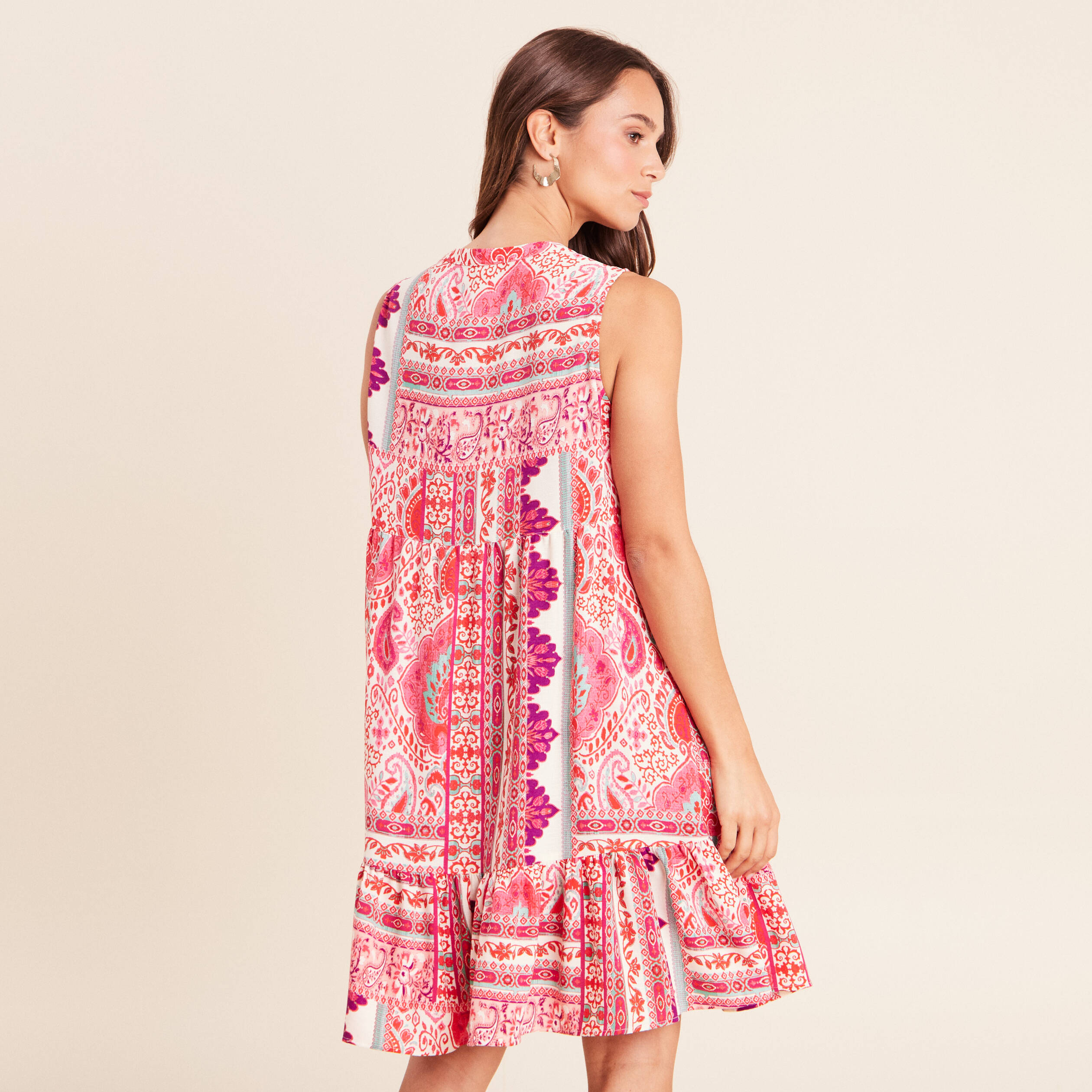Robe courte &eacute;vas&eacute;e col tunisien rose femme