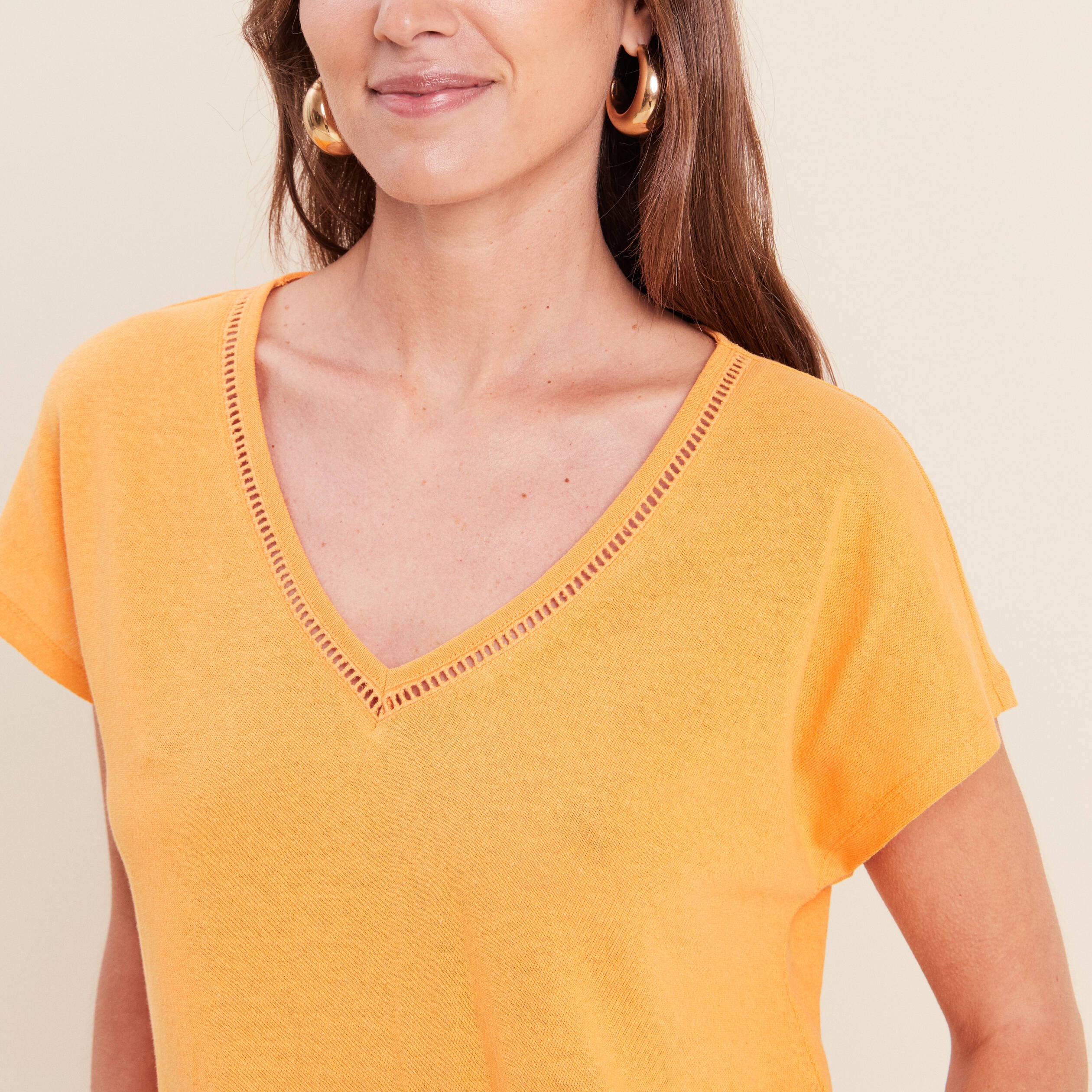 T-shirt col v manches courtes aspect lin orange clair femme