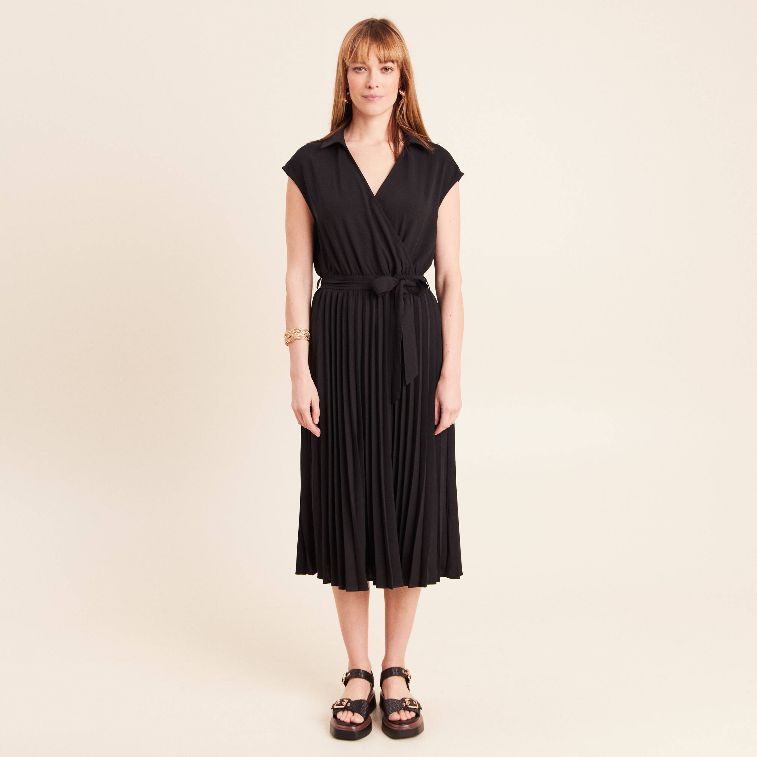 Robe &eacute;vas&eacute;e genou manches tr&egrave;s courtes noir femme