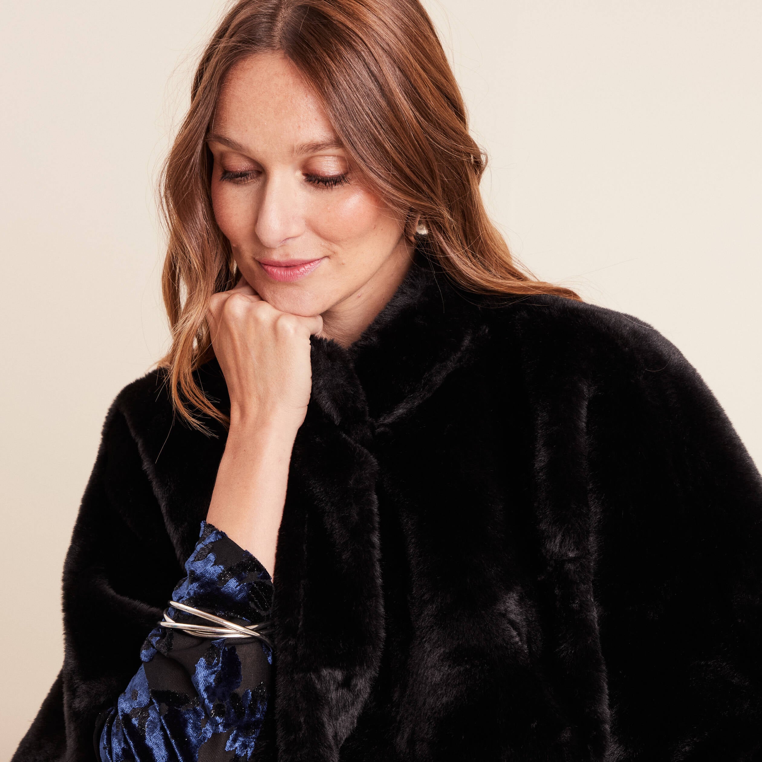 Poncho cape fausse fourrure noir femme