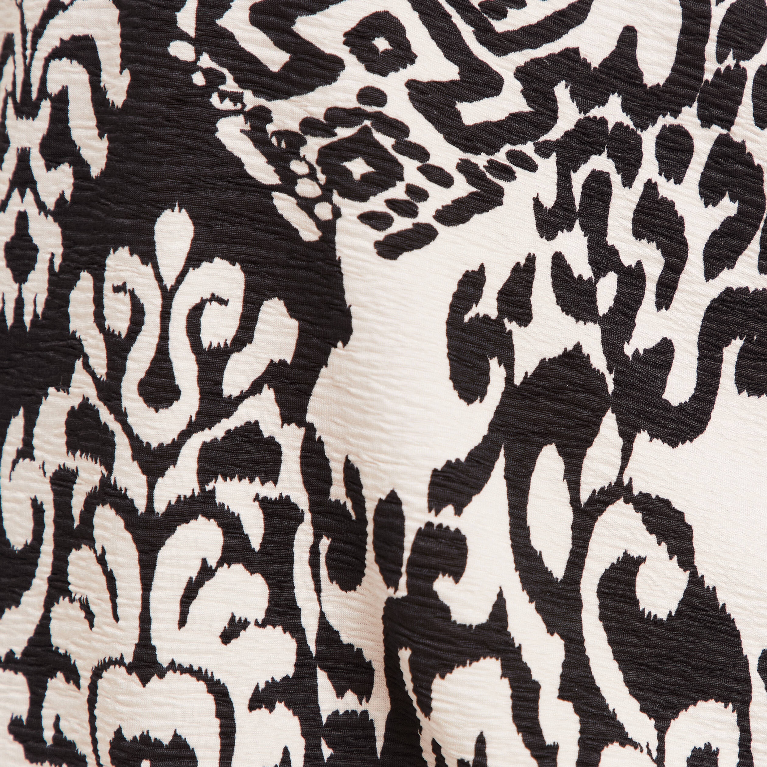 Robe courte ajust&eacute;e noir femme