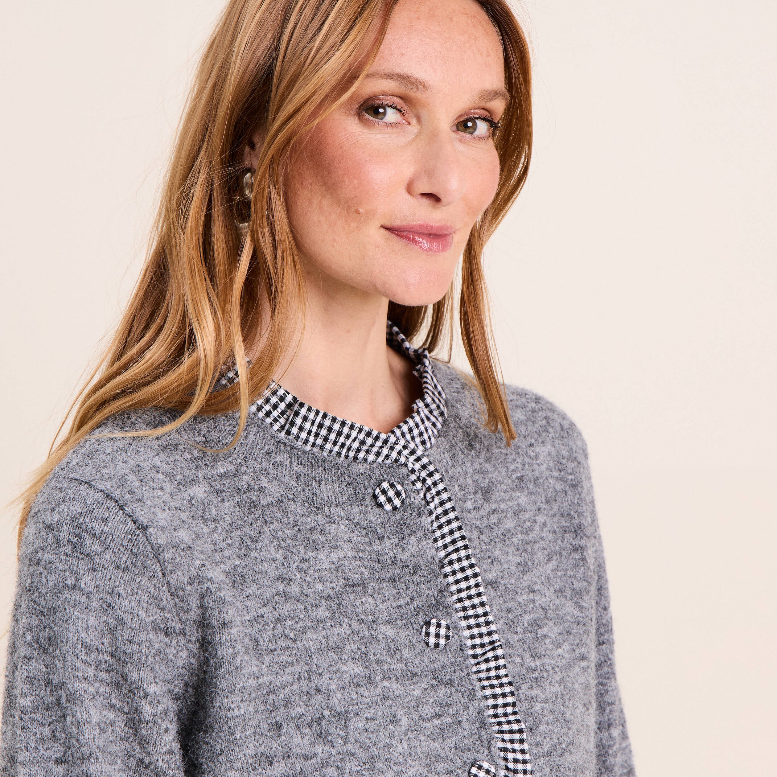 Gilet avec d&eacute;tails au col gris fonc&eacute; femme