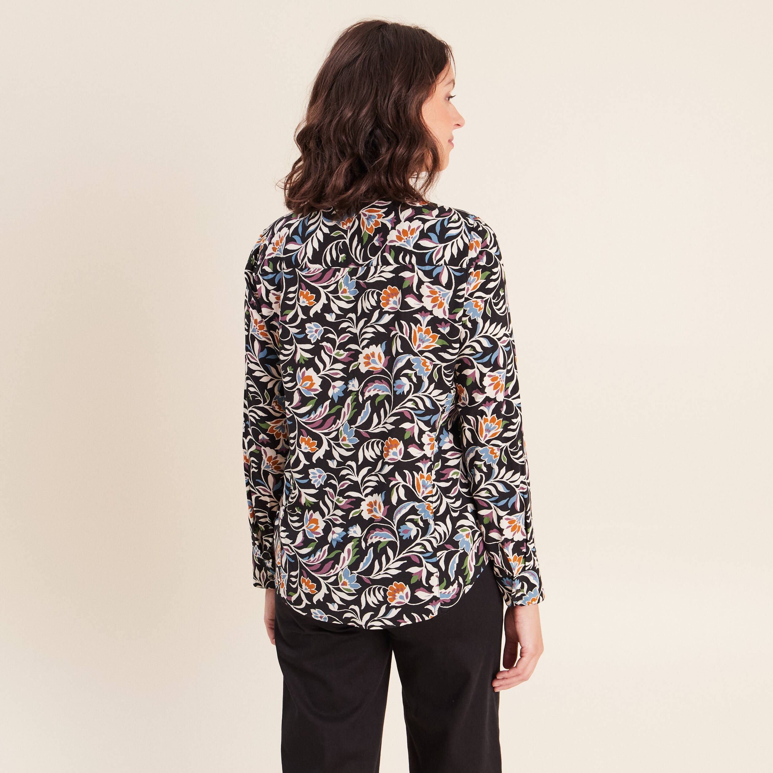 Chemise cintr&eacute;e manches longues fluide noir femme