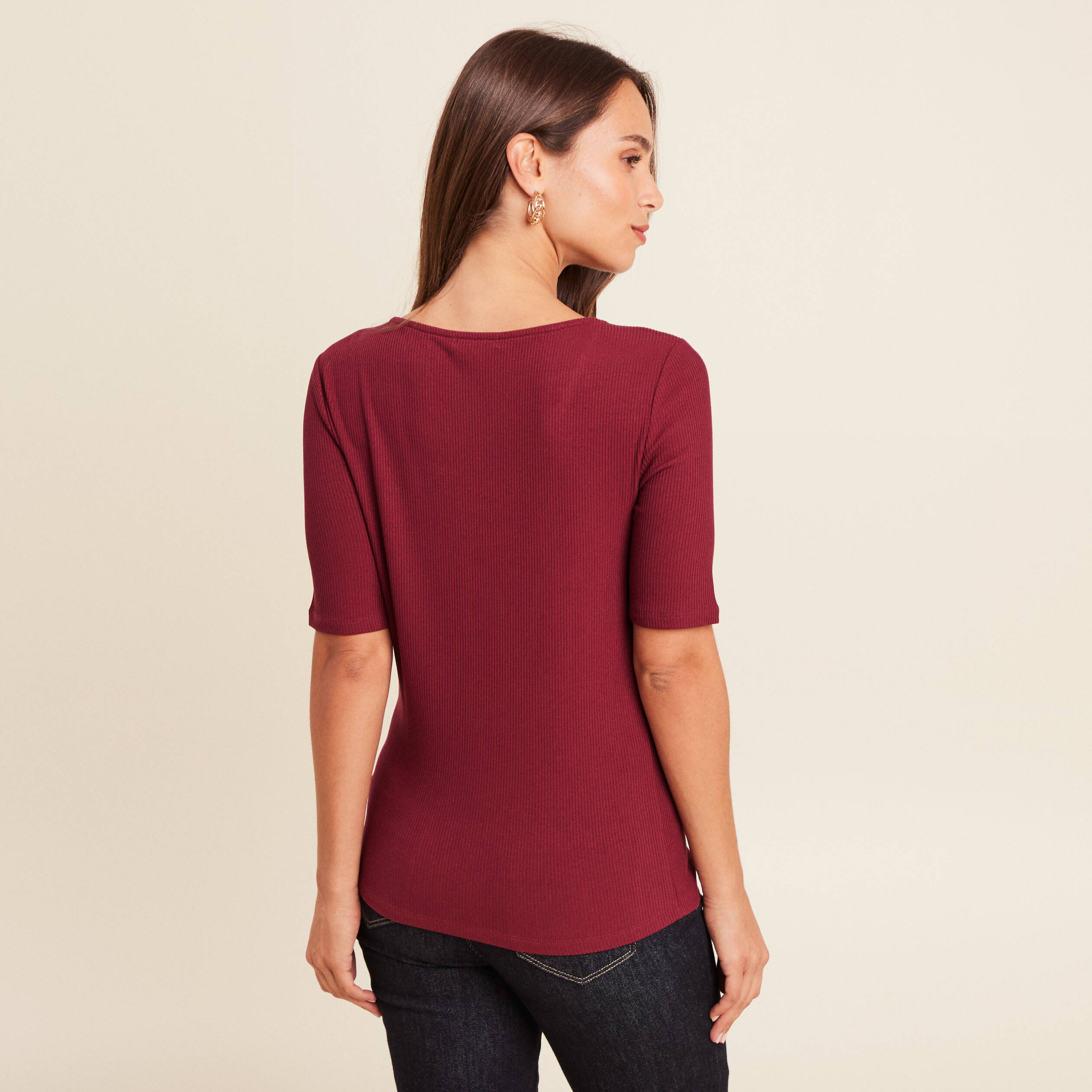 T-shirt cintr&eacute; col v manches coudes bordeaux femme