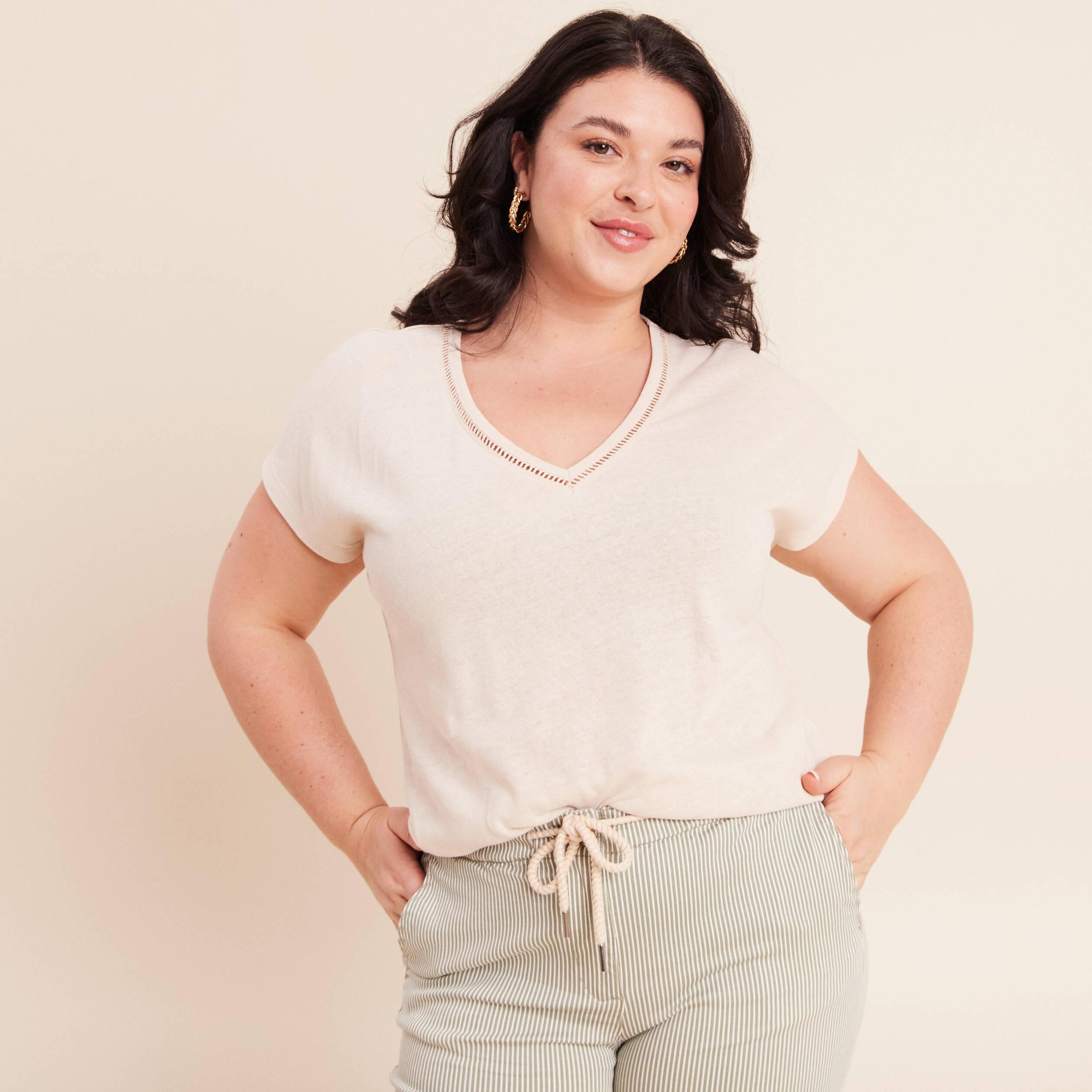 T-shirt col v manches courtes aspect lin beige femme