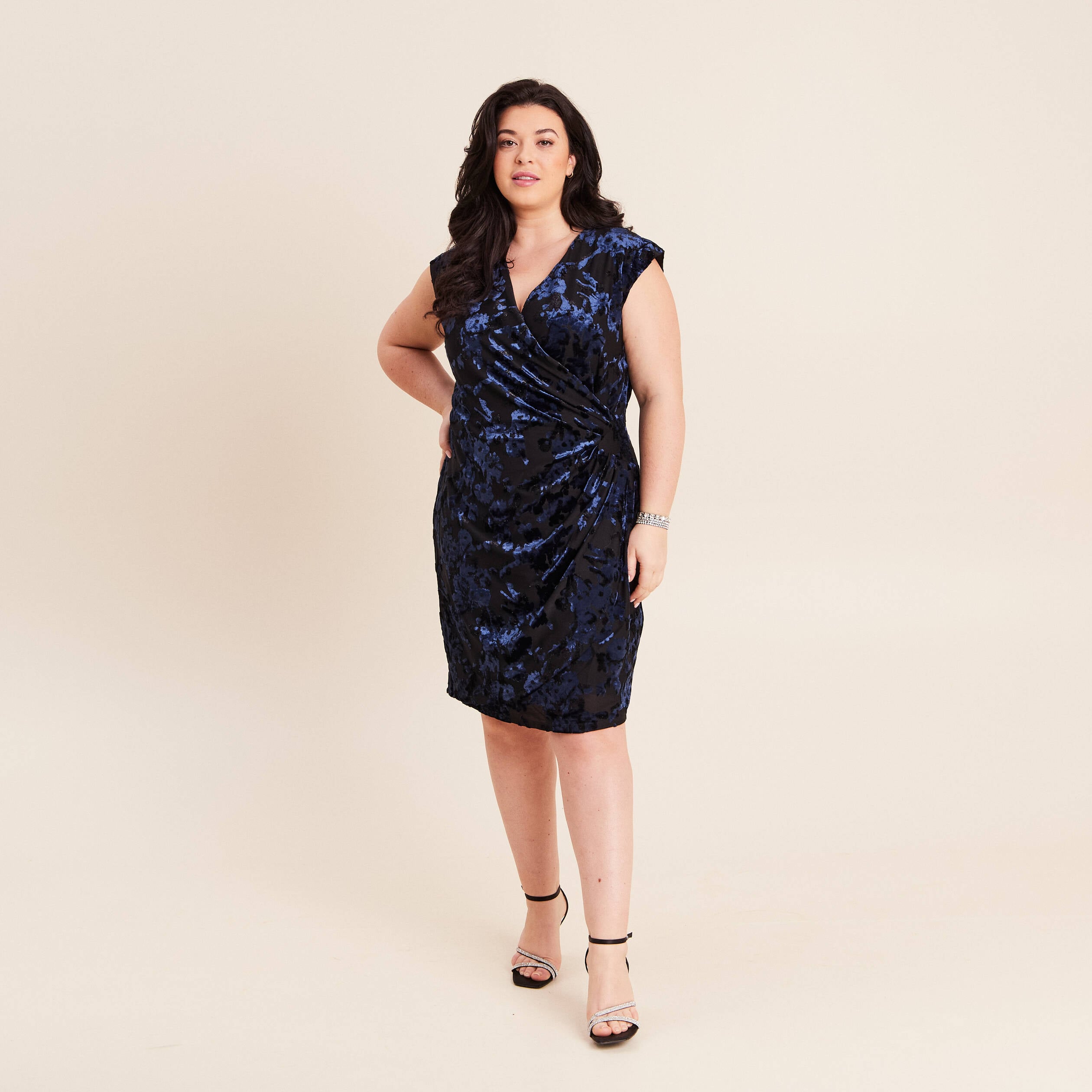 Robe portefeuille d&eacute;tails velours noir femme