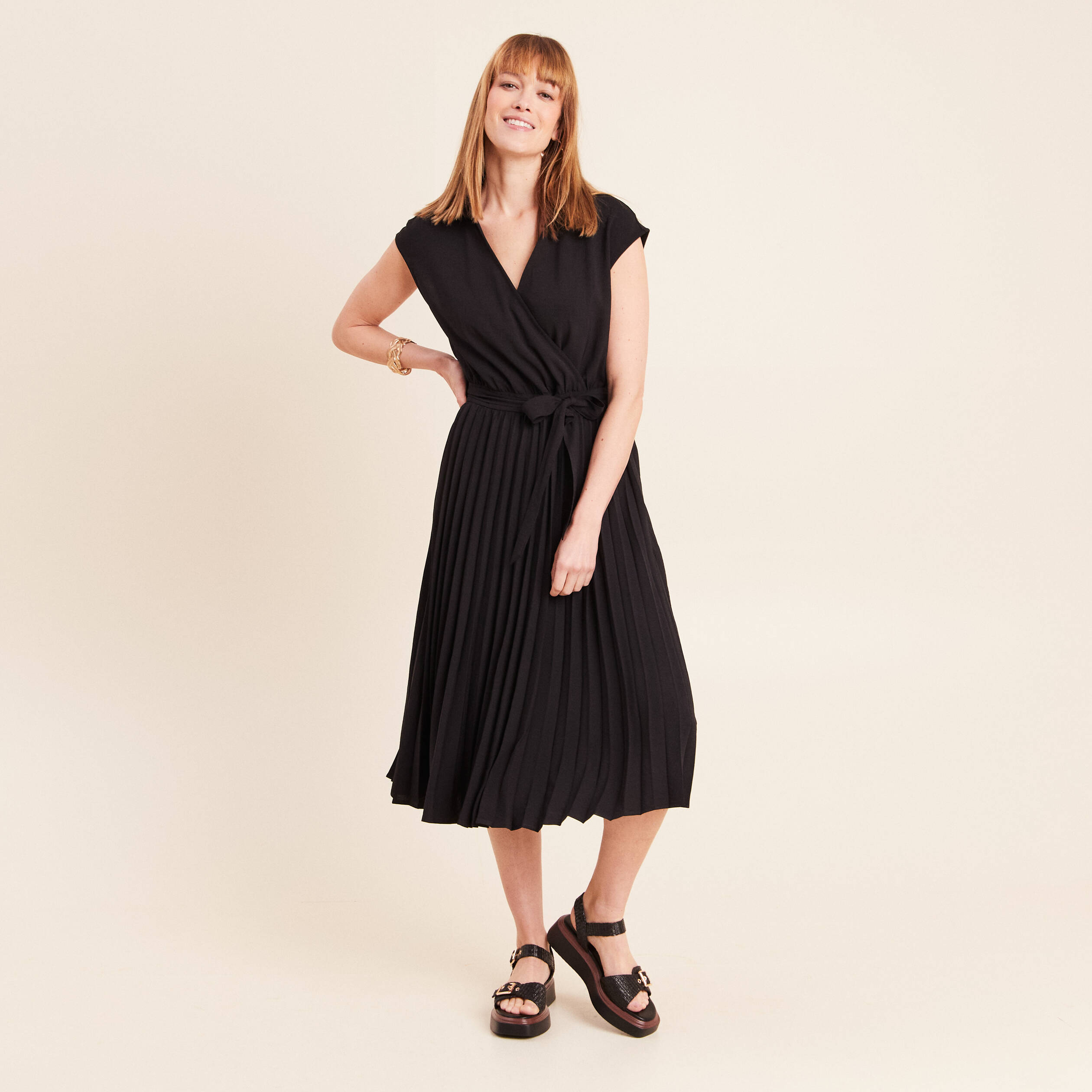 Robe &eacute;vas&eacute;e genou manches tr&egrave;s courtes noir femme