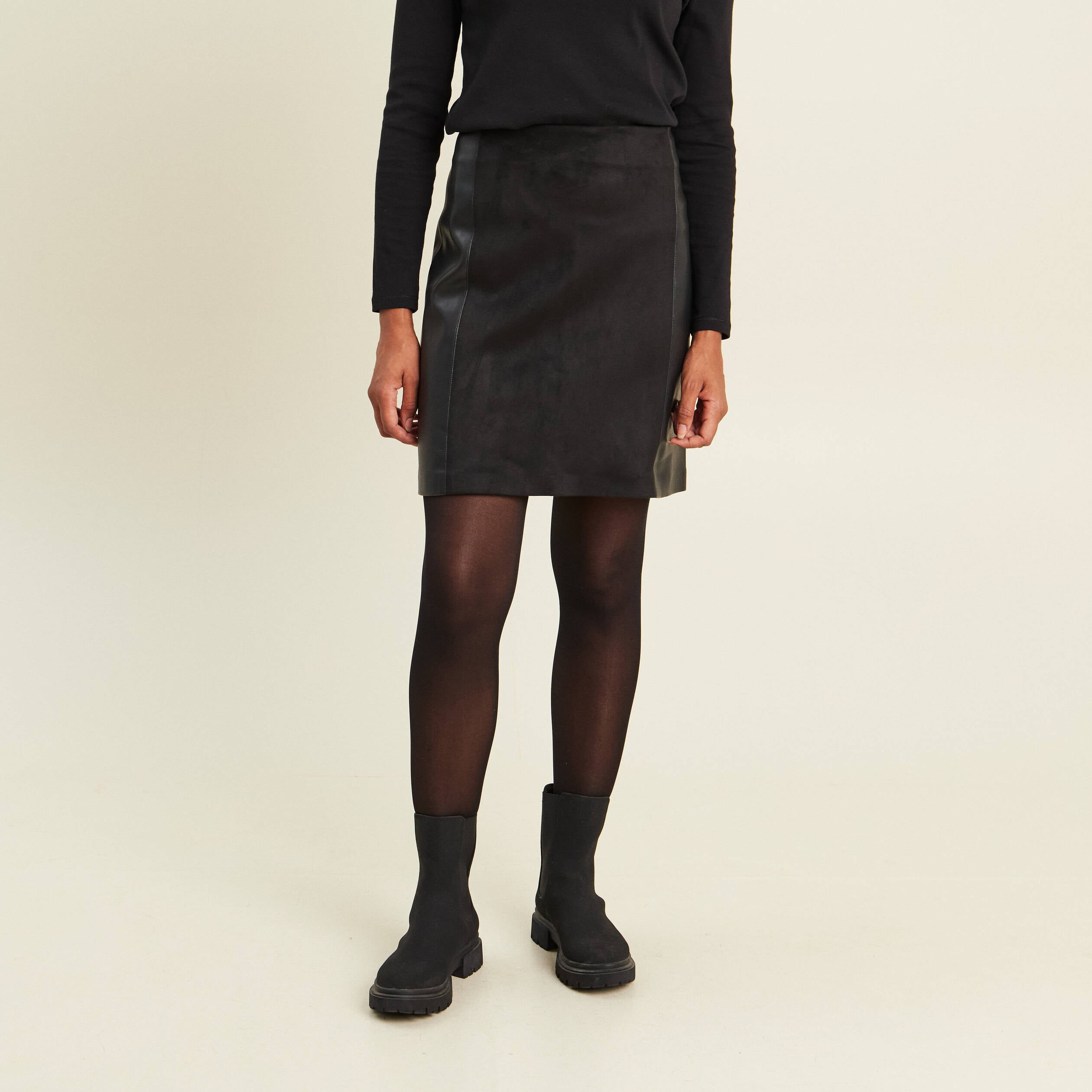 Jupe trap&egrave;ze courte aspect daim noir femme