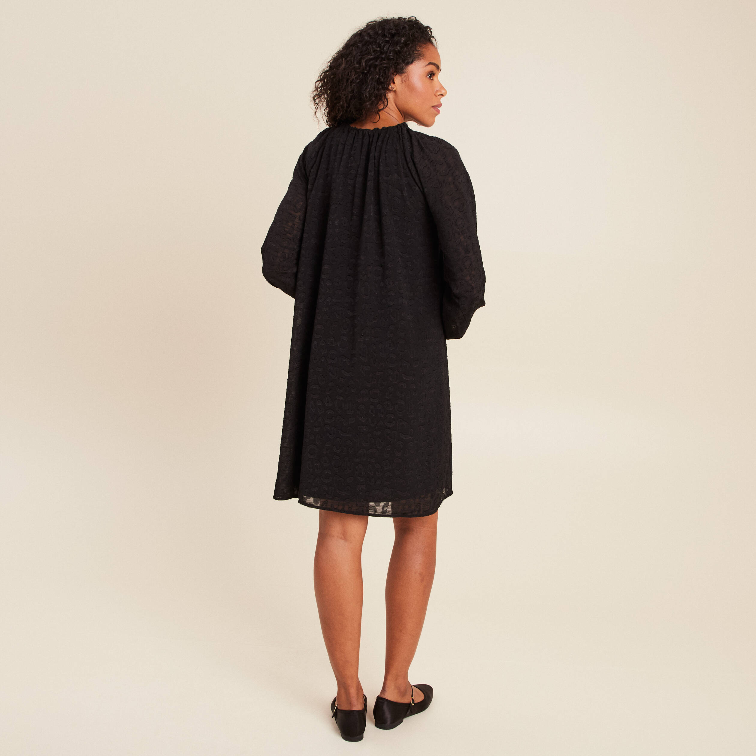 Robe courte &eacute;vas&eacute;e col v manches longues noir femme