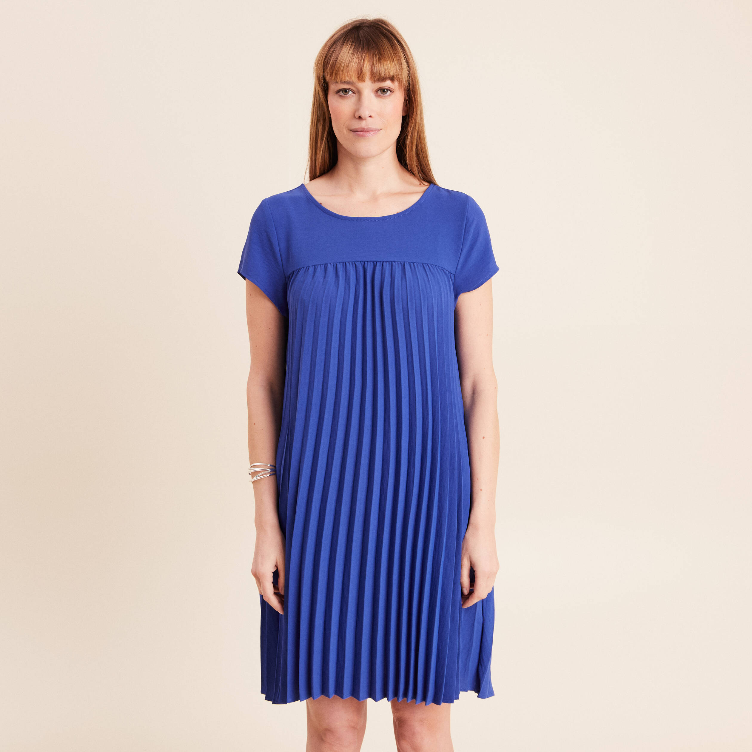 Robe courte &eacute;vas&eacute;e pliss&eacute;e col rond bleu fonc&eacute; femme