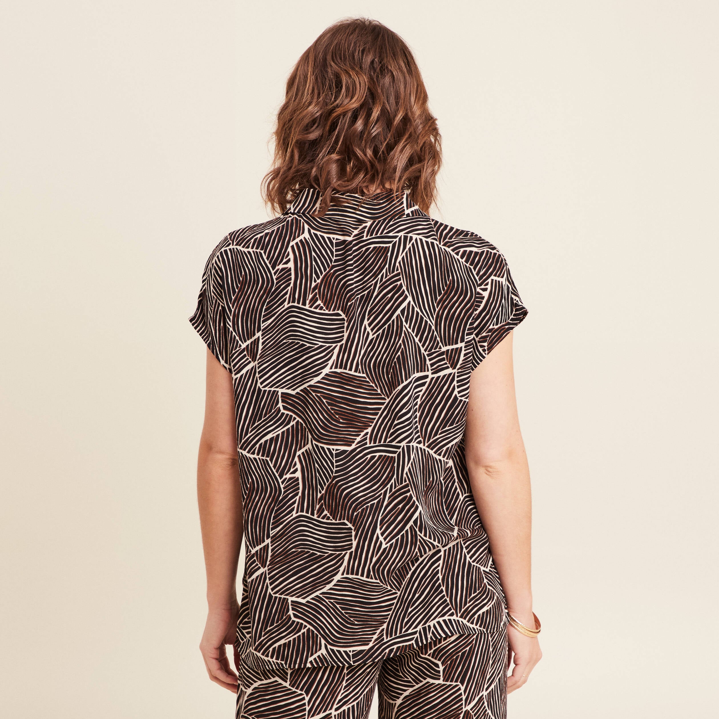 Chemise cr&ecirc;pe manches courtes noir femme