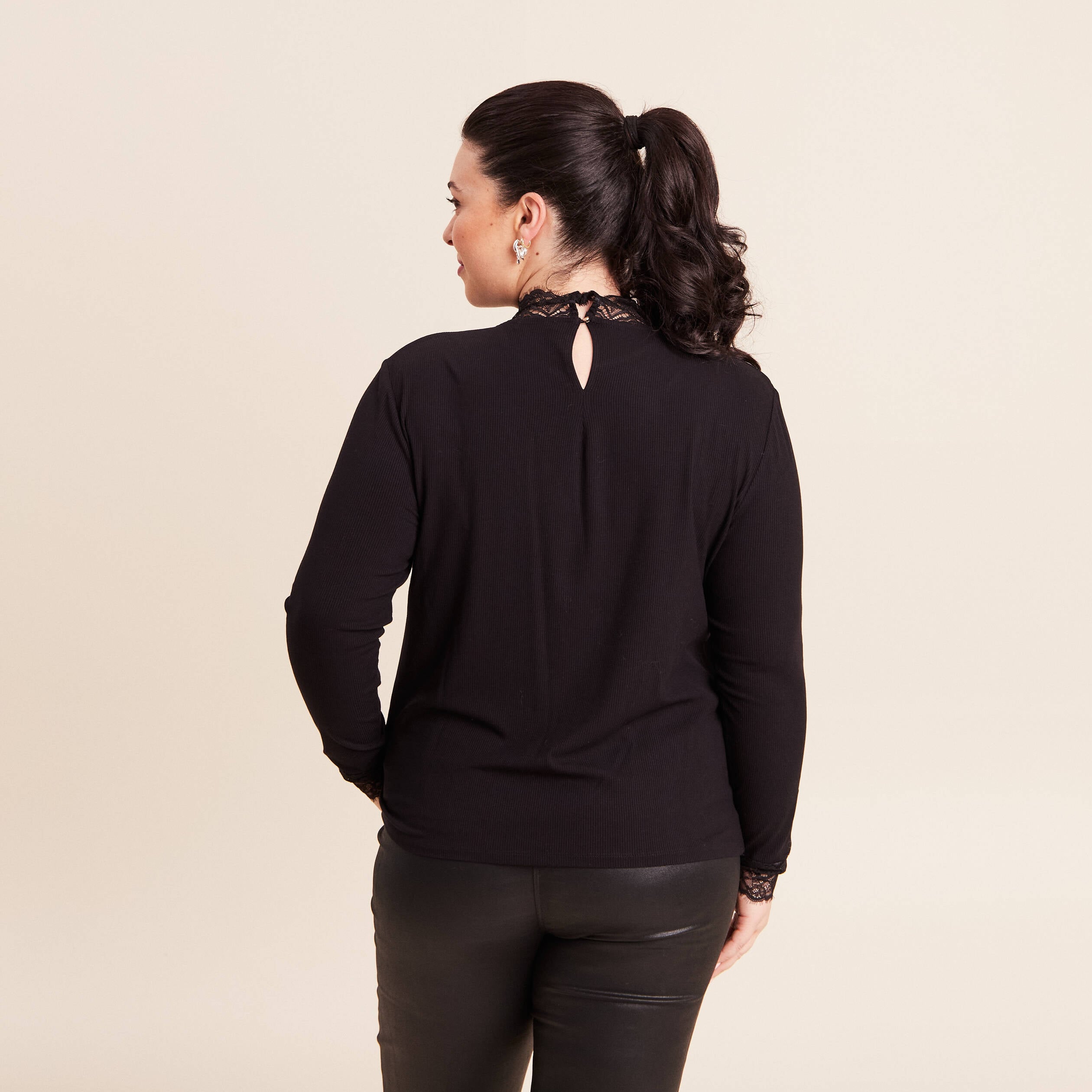 T-shirt cintr&eacute; col montant dentelle noir femme
