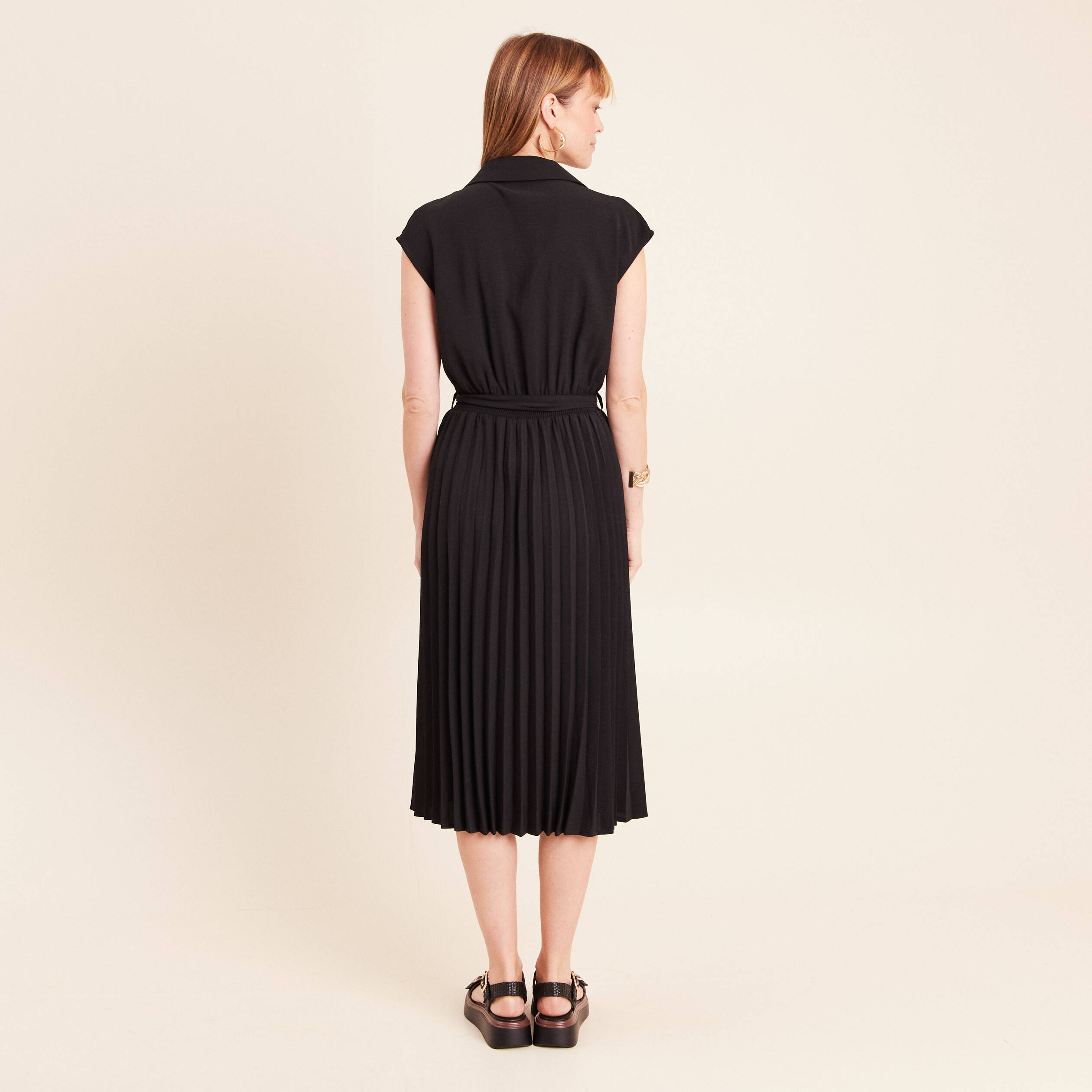 Robe &eacute;vas&eacute;e genou manches tr&egrave;s courtes noir femme