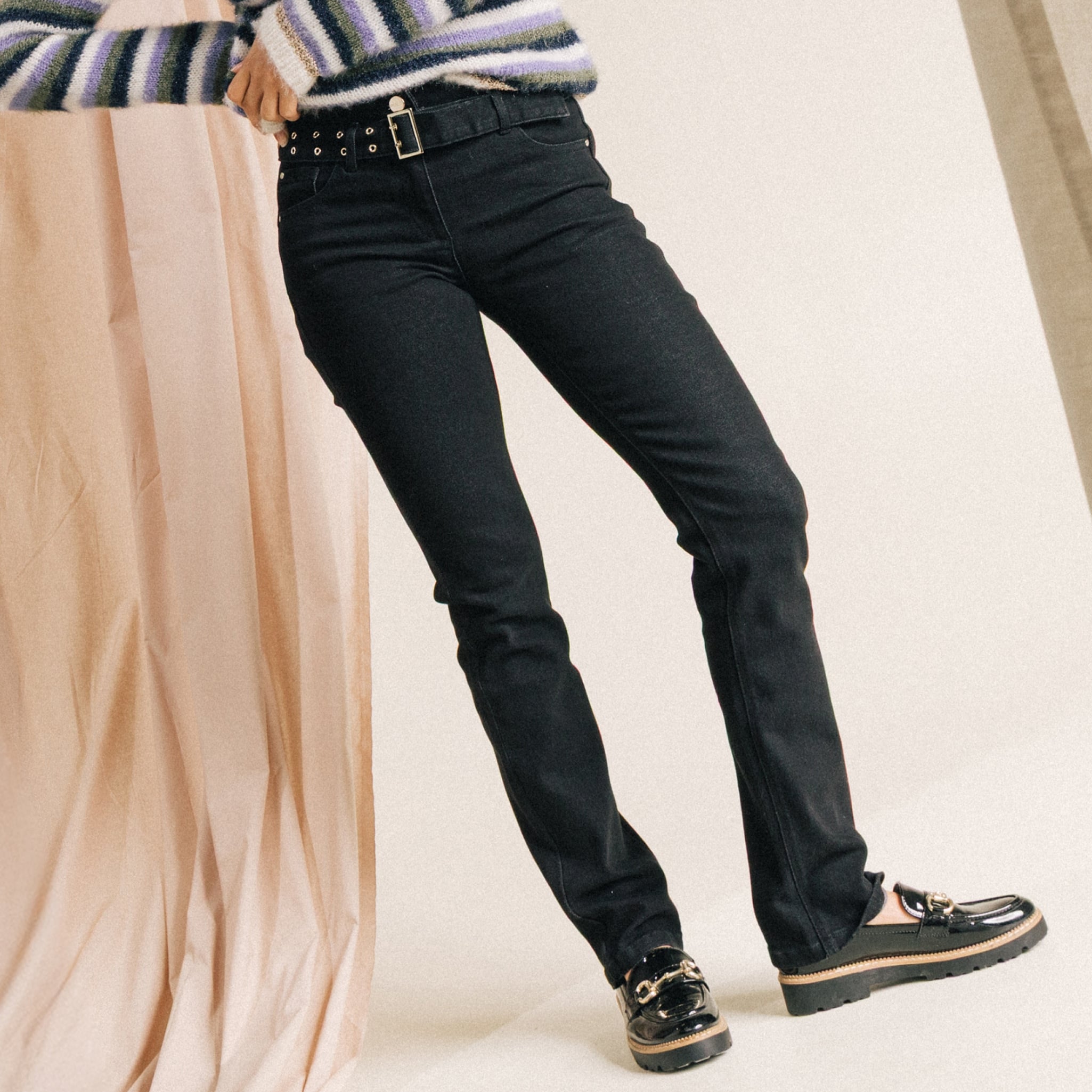 Jean droit ceintur&eacute; taille standard noir femme