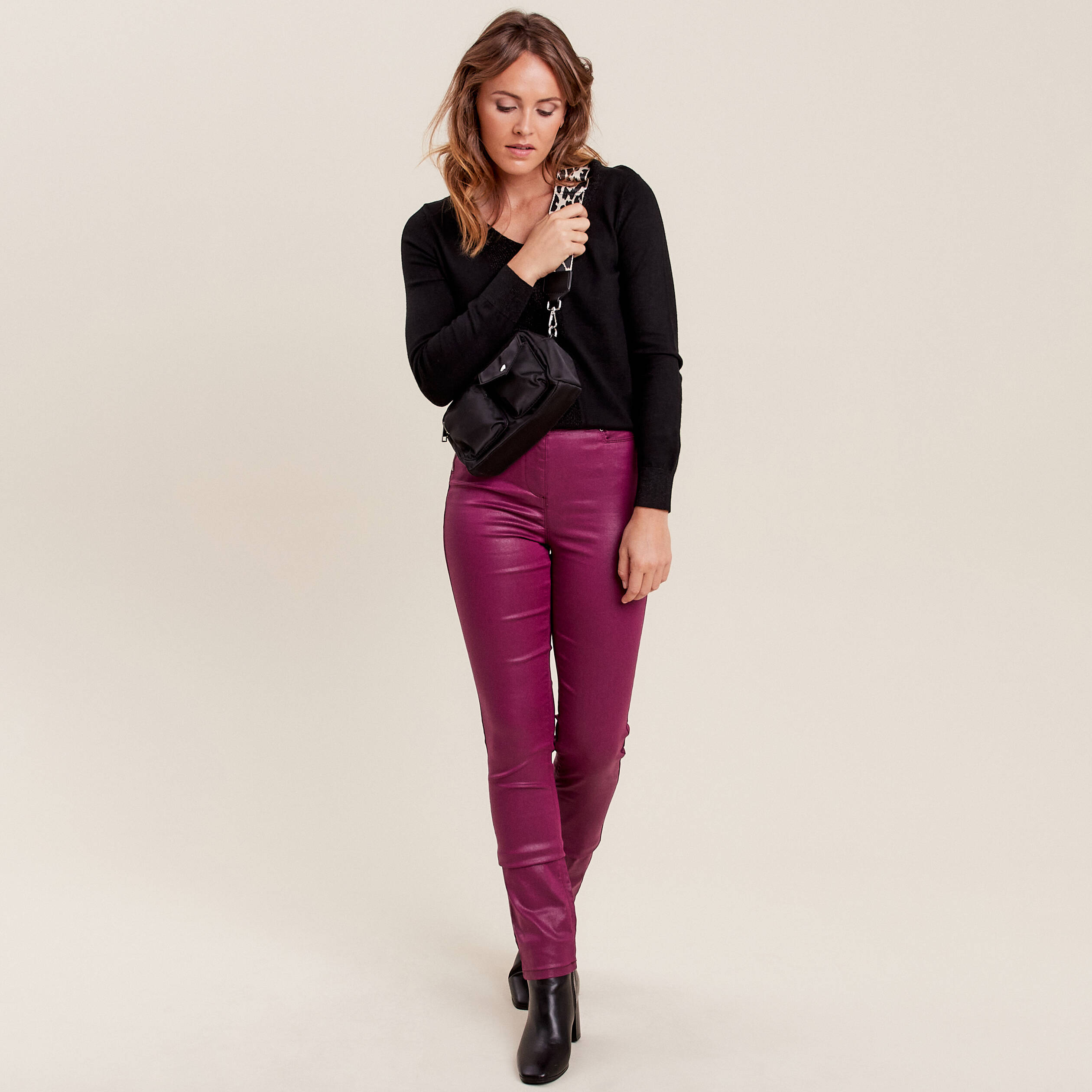Pantalon ajusté enduit prune femme