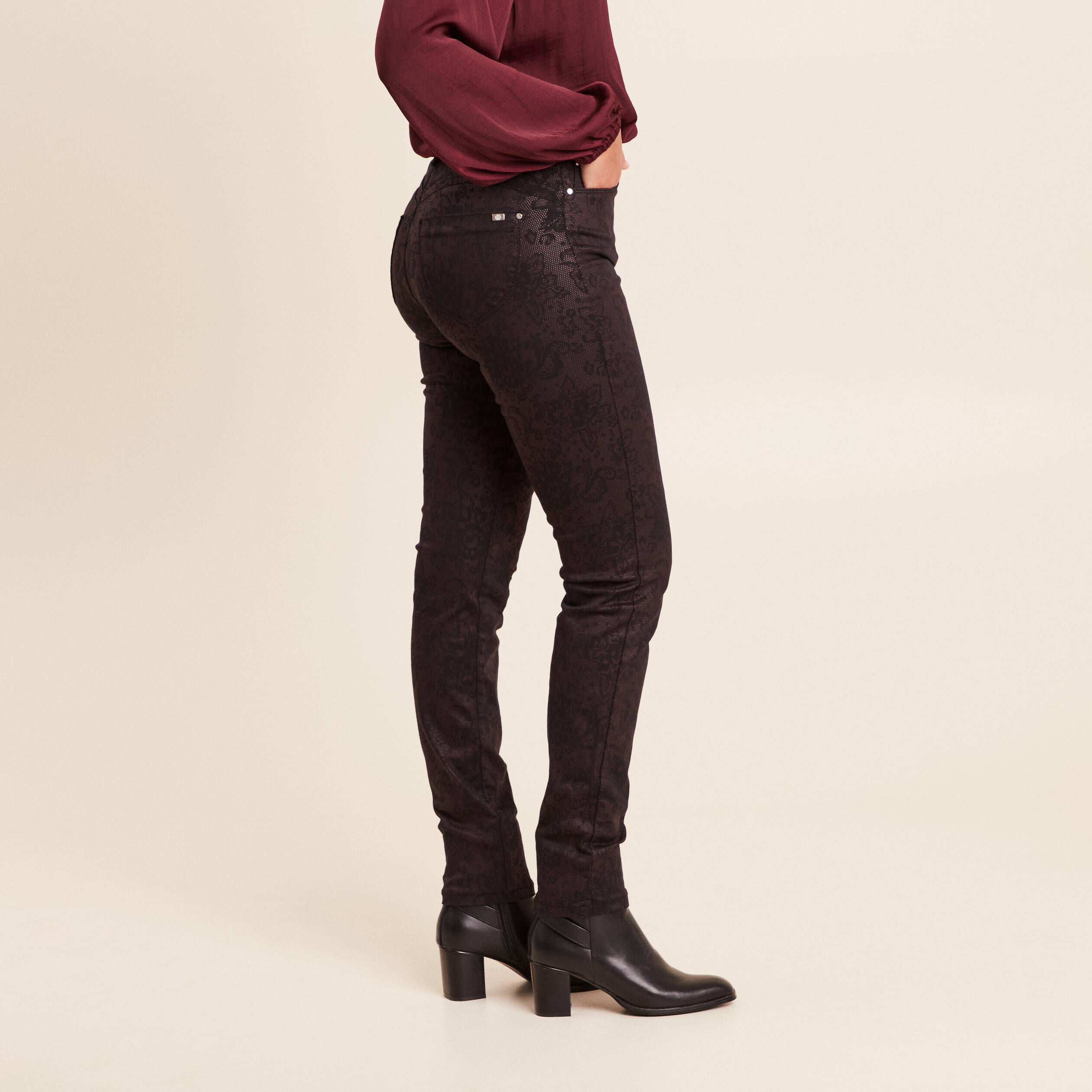Pantalon magique L'Unique coupe ajust&eacute;e bordeaux femme