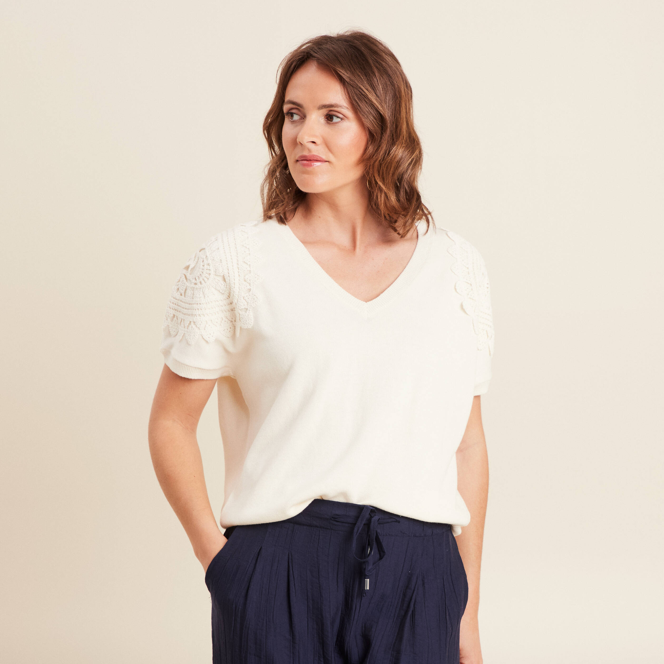 Pull col V manches courtes ecru femme