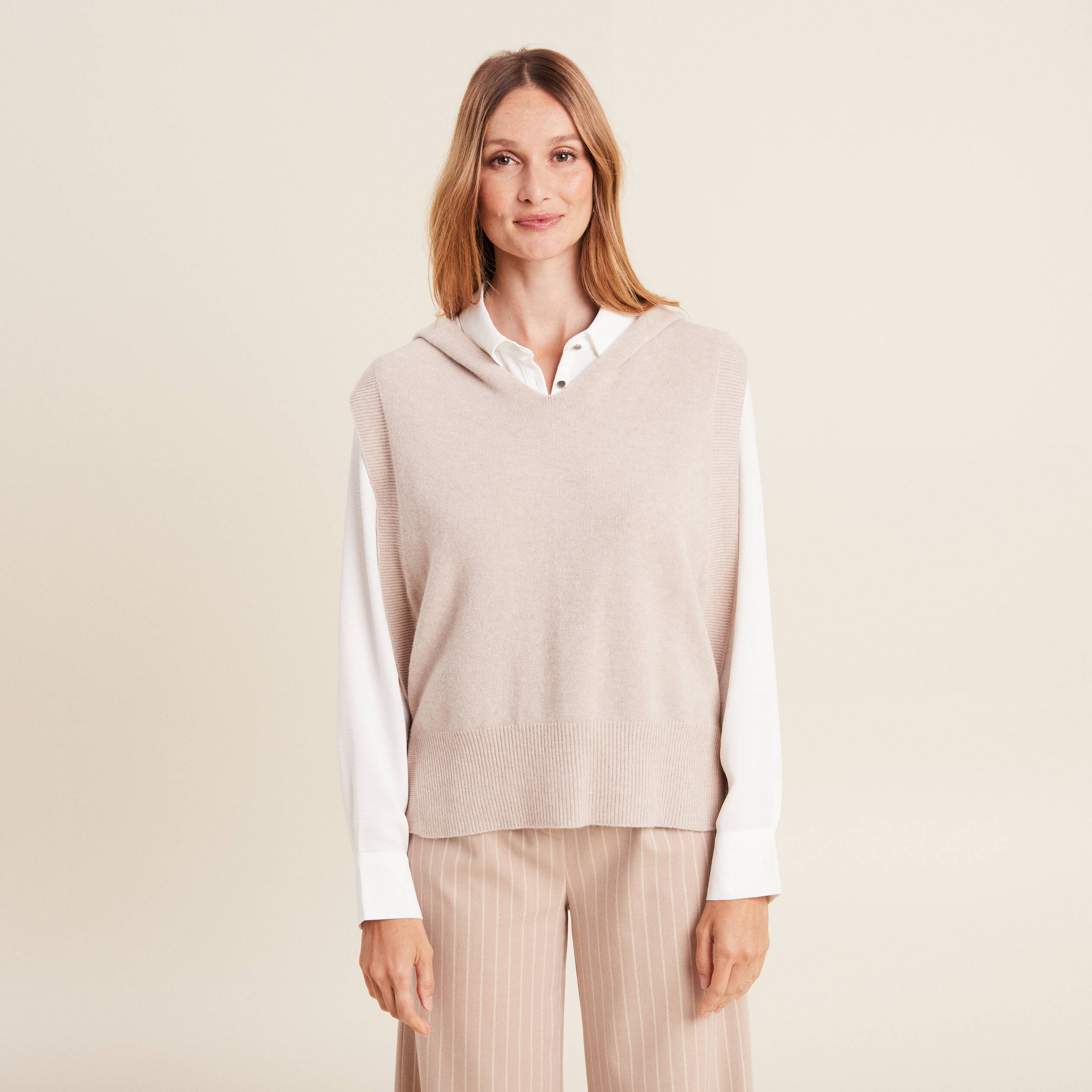 Pull sans manches &agrave; capuche creme femme