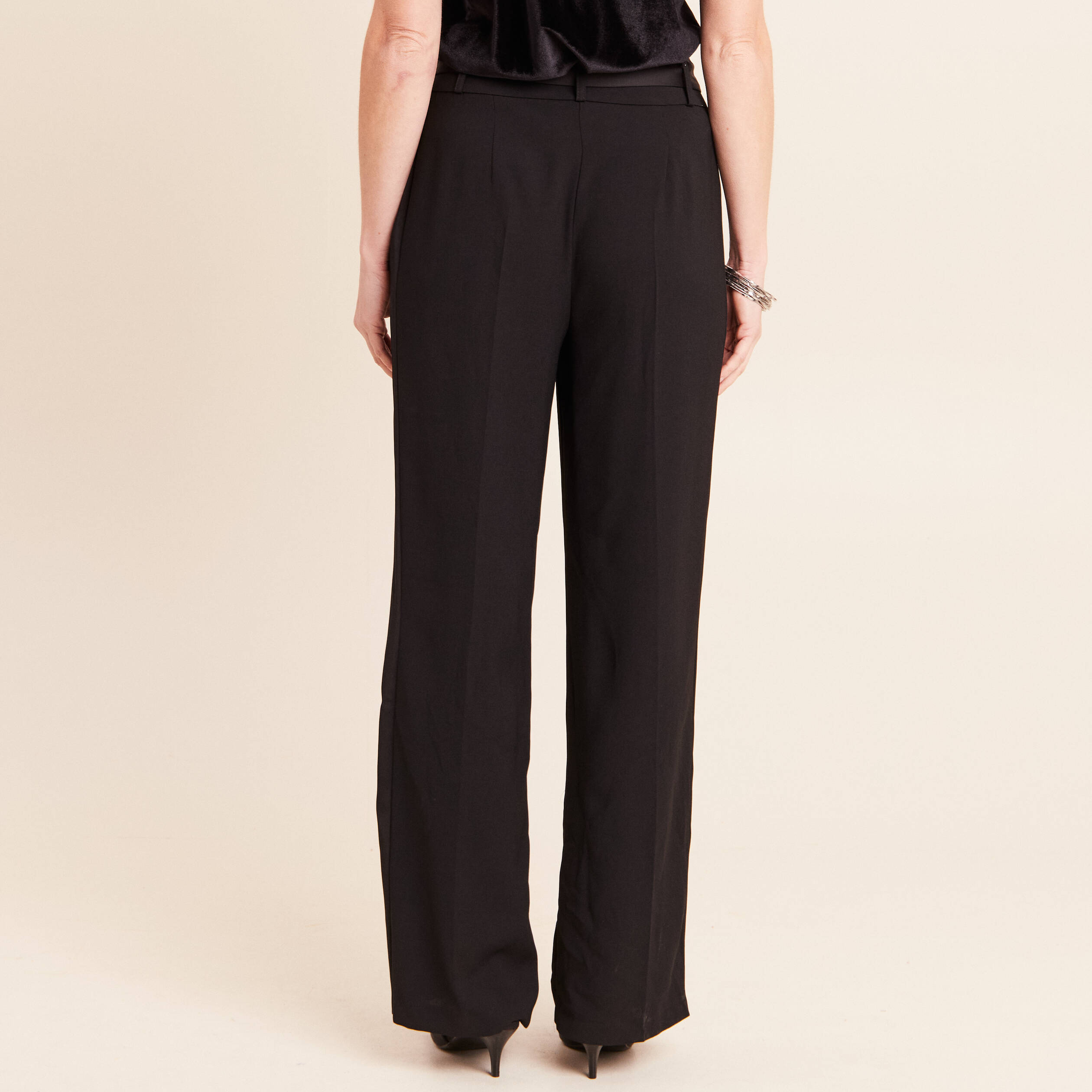 Pantalon satin&eacute; coupe droite noir femme